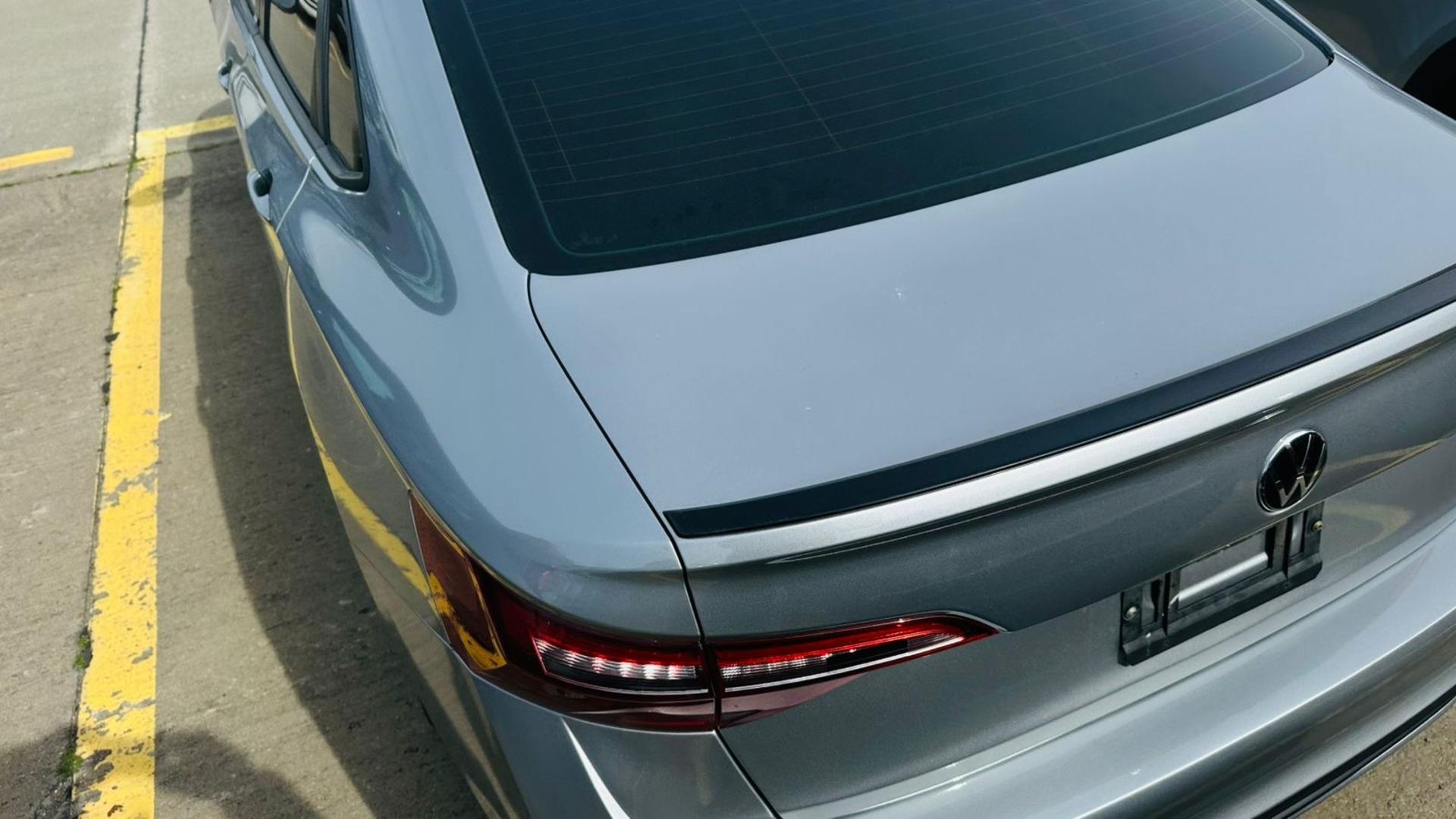 Volkswagen Jetta 2023 — photo 2