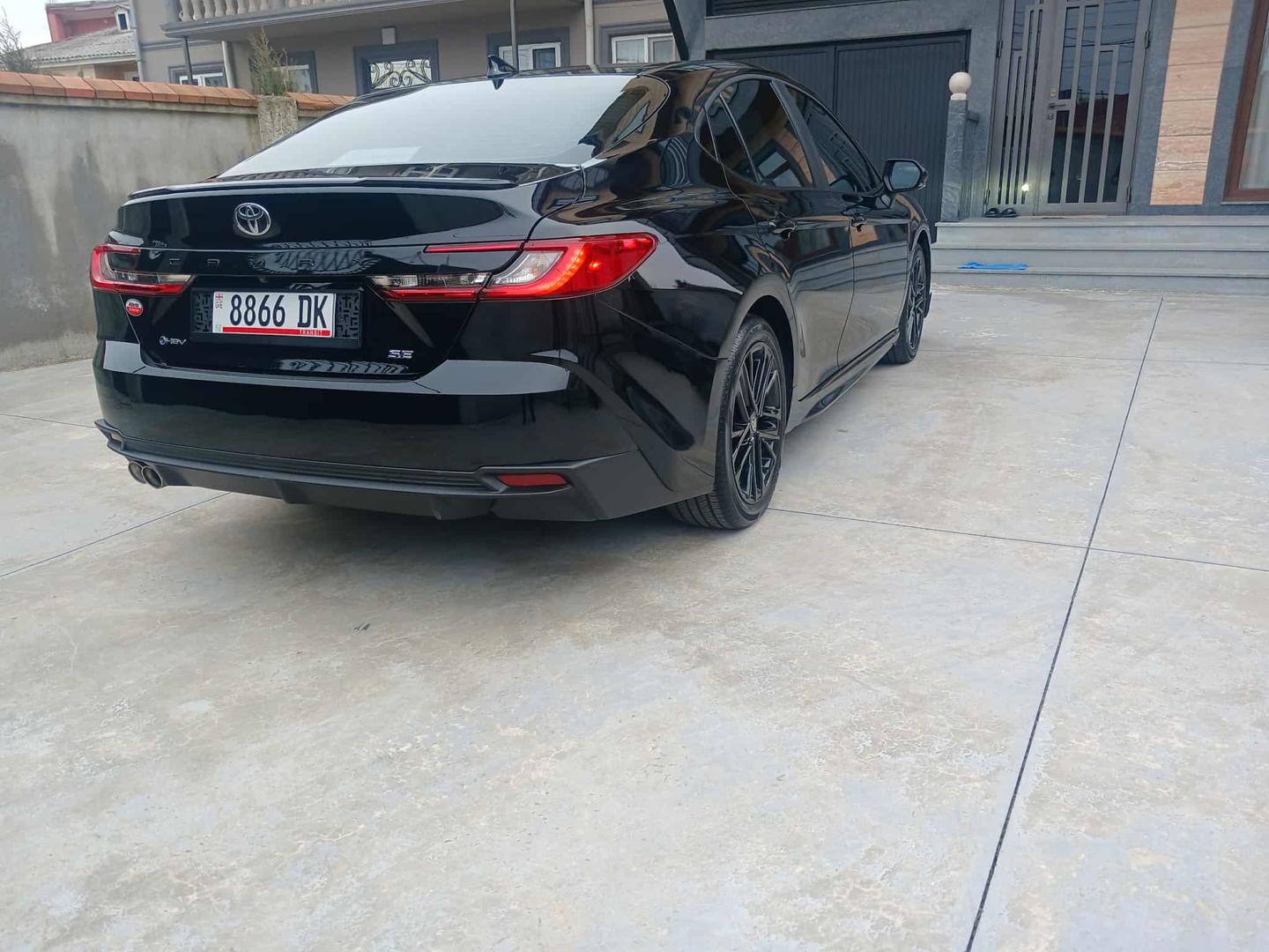 Toyota Camry 2025 — photo 2