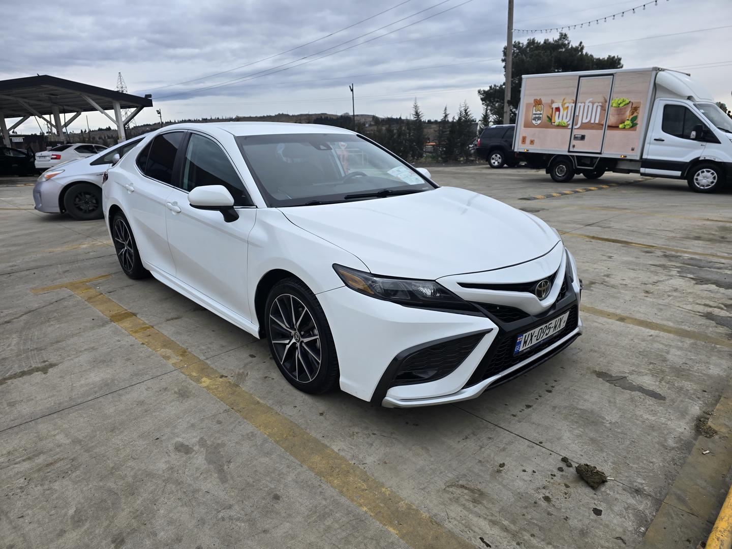 Toyota Camry 2021 — photo 2