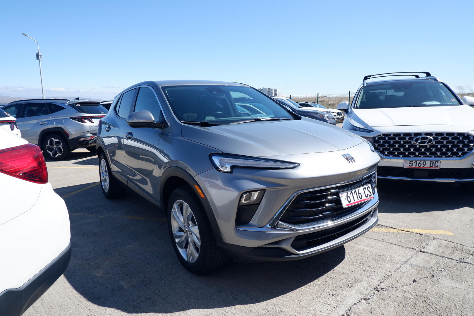 Buick Encore 2023 — photo 2