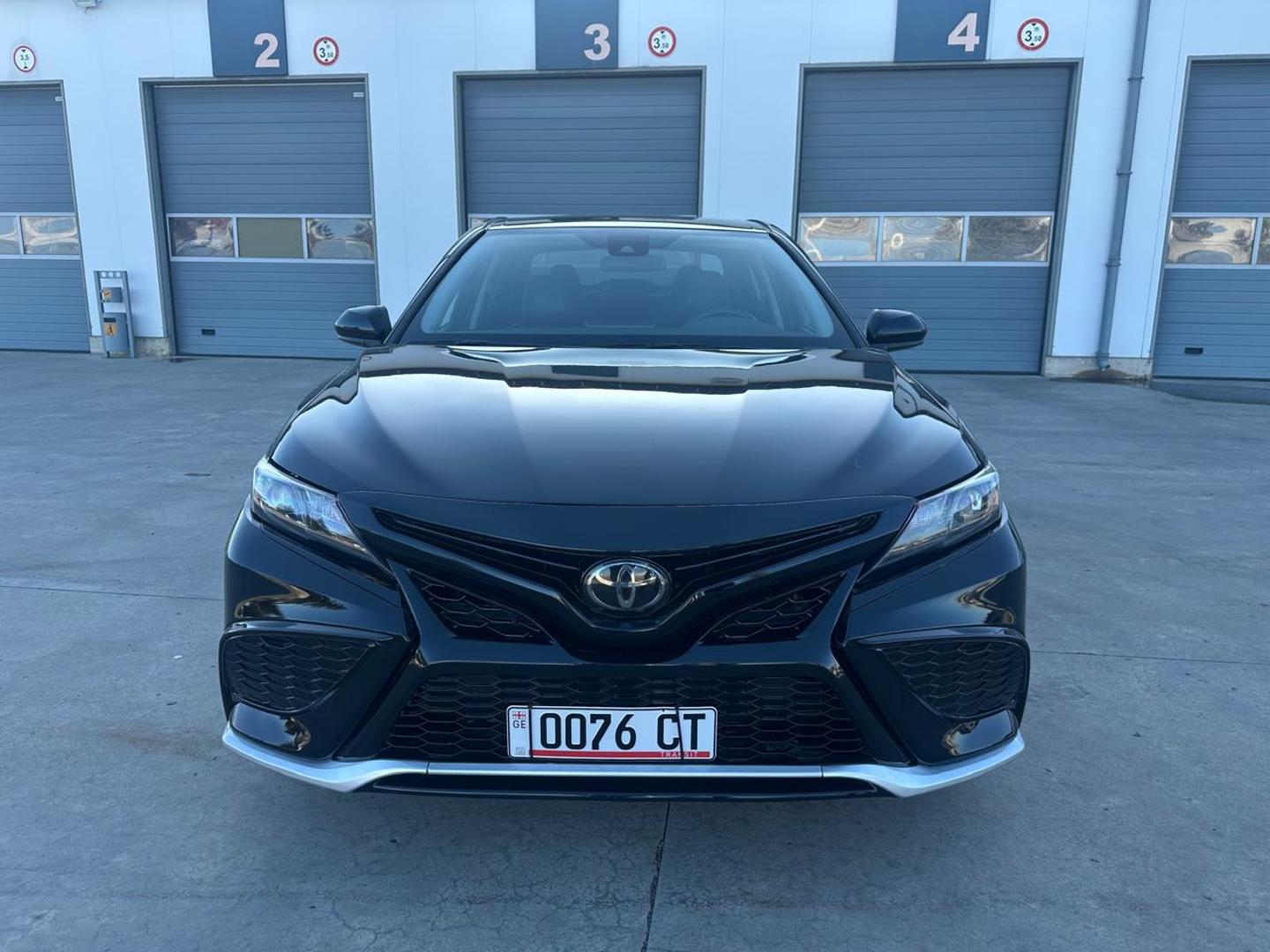 Toyota Camry 2021 — photo 2