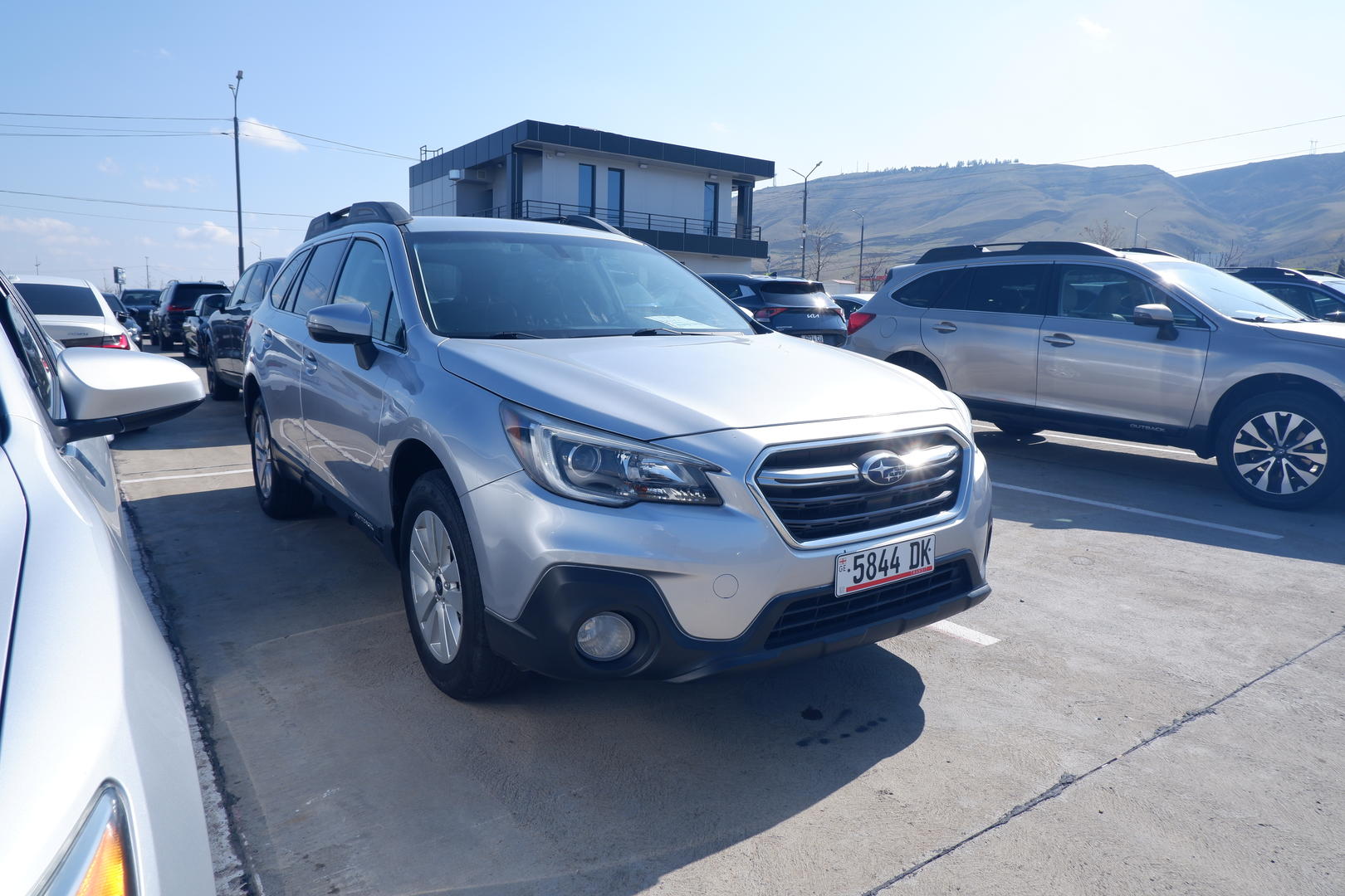 Subaru Outback 2018 — photo 2