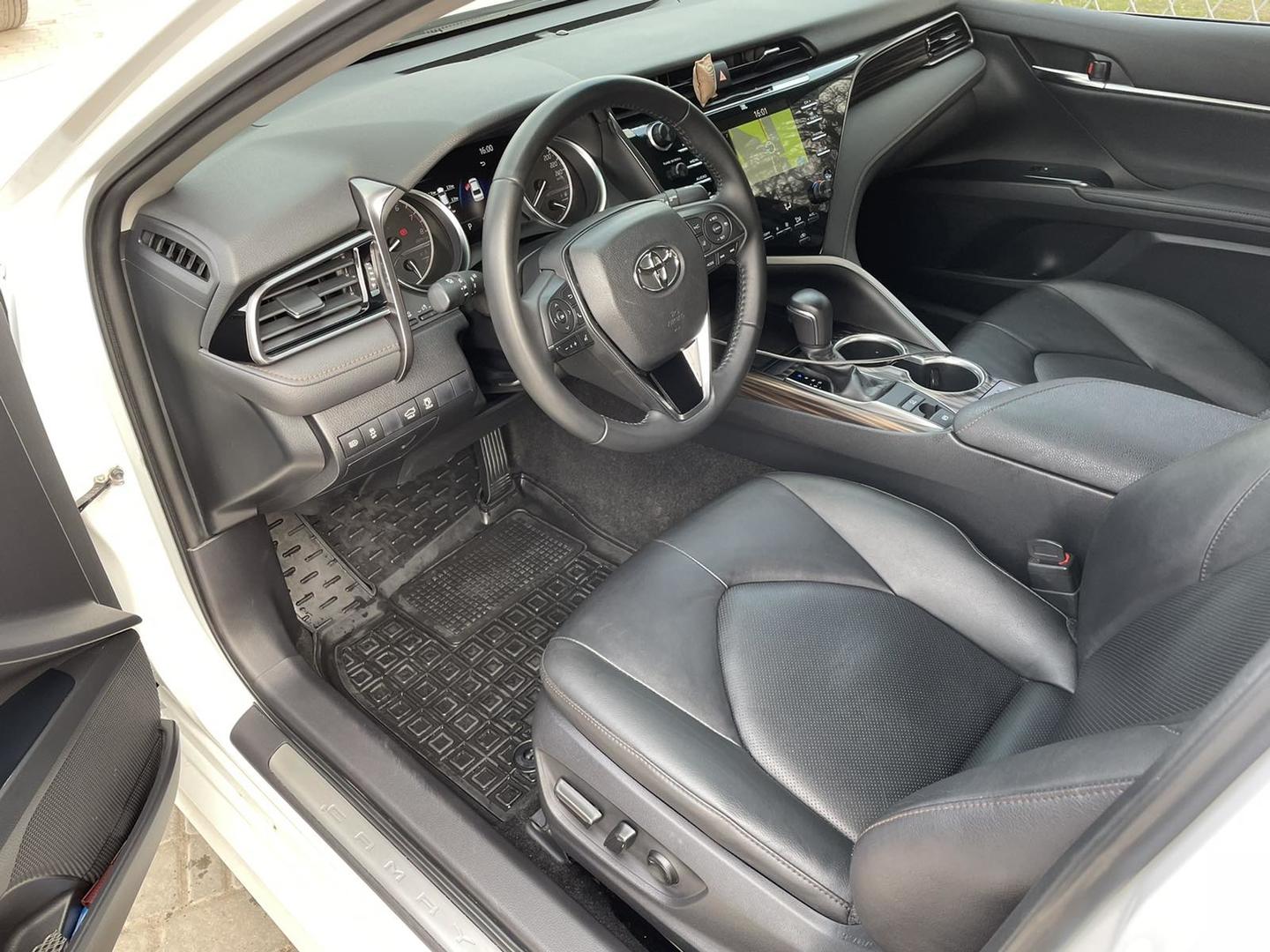 Toyota Camry 2019 — photo 2