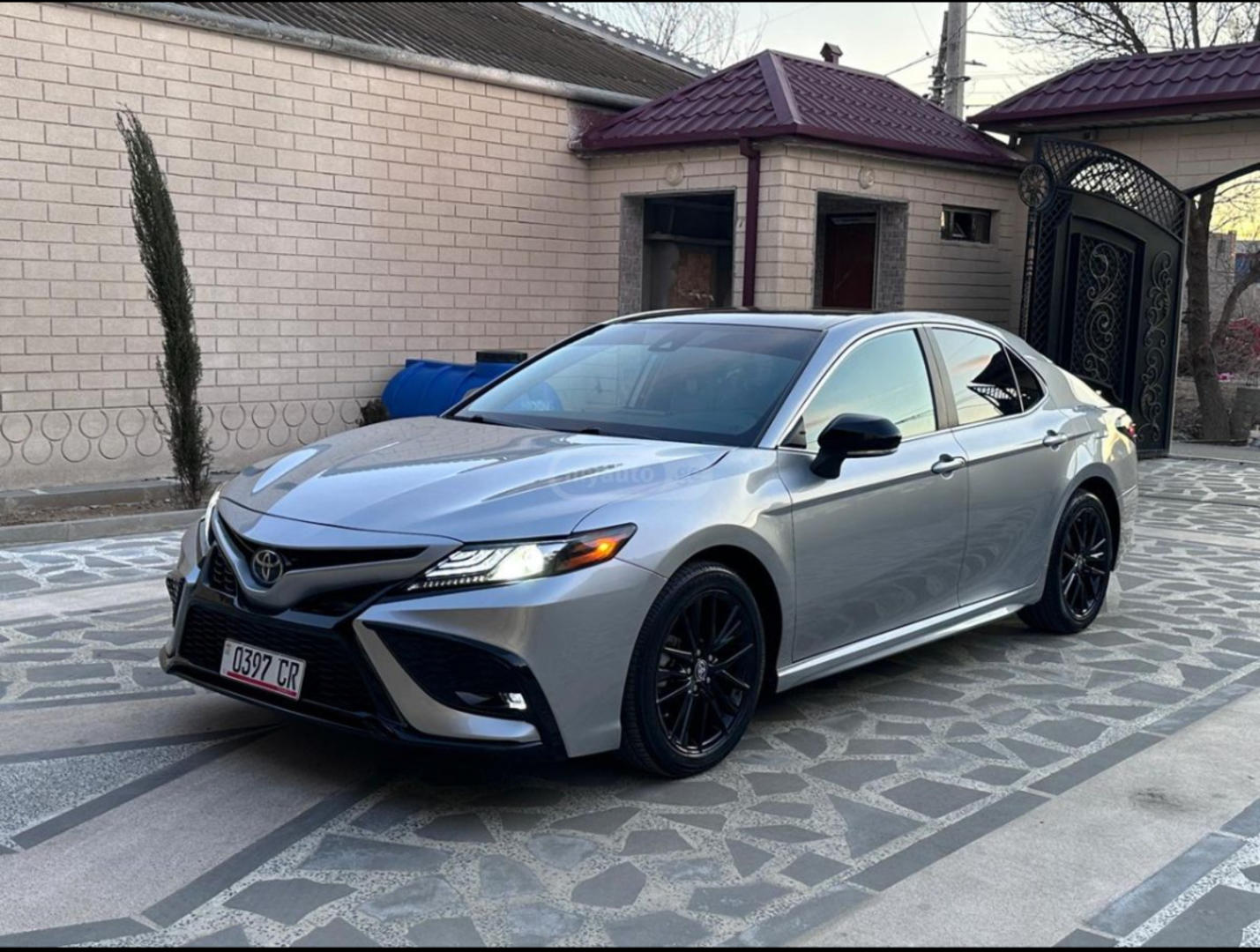 Toyota Camry 2023 — photo 2