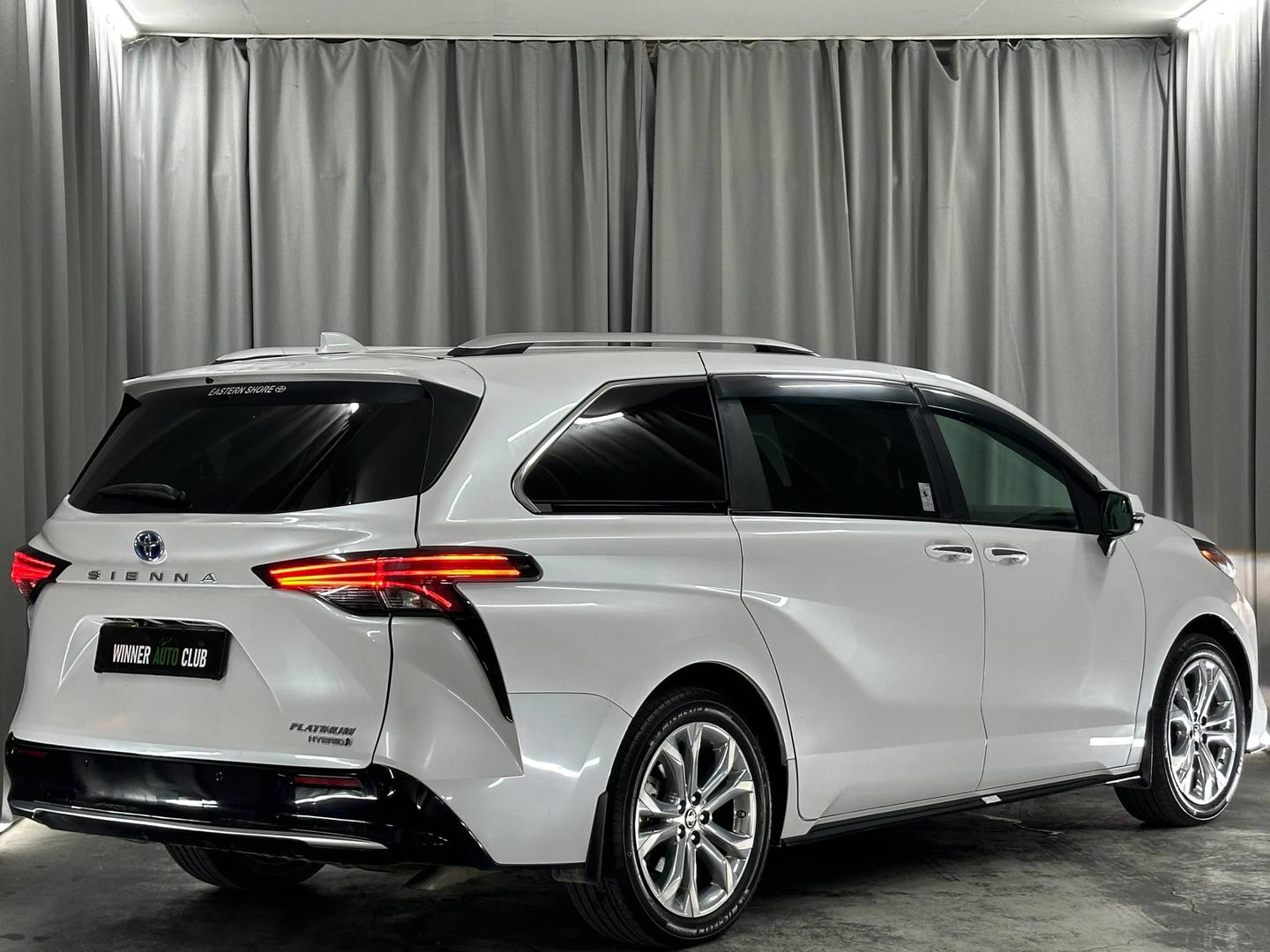 Toyota Sienna 2023 — photo 2