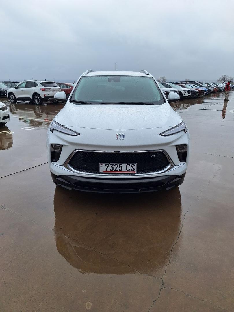 Buick Encore 2023 — photo 2
