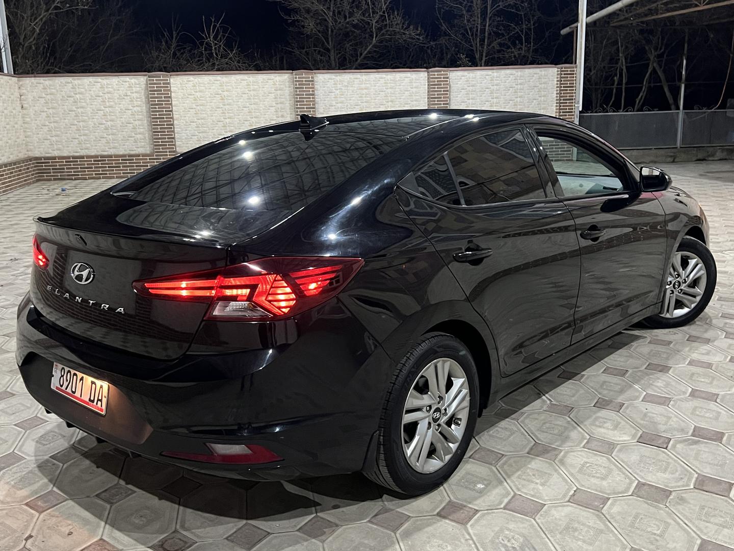 Hyundai Elantra 2019 — photo 2