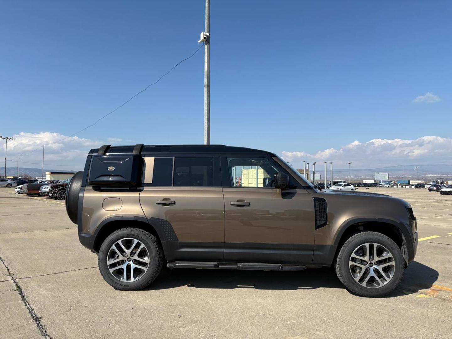 Land Rover Defender 2023 — photo 2