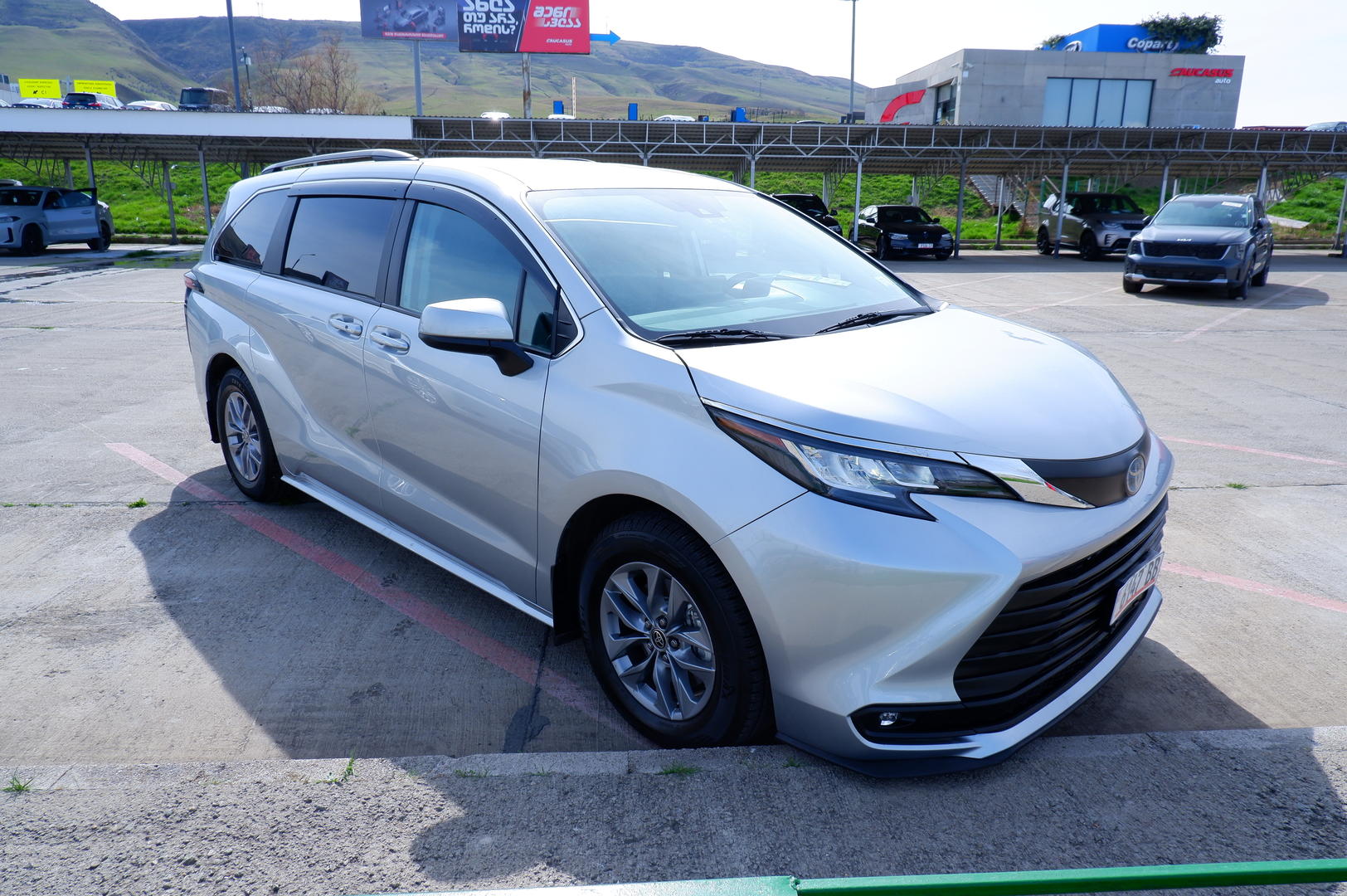 Toyota Sienna 2022 — photo 2