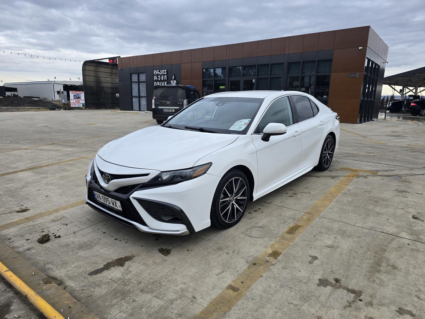 Toyota Camry 2021 — photo 2
