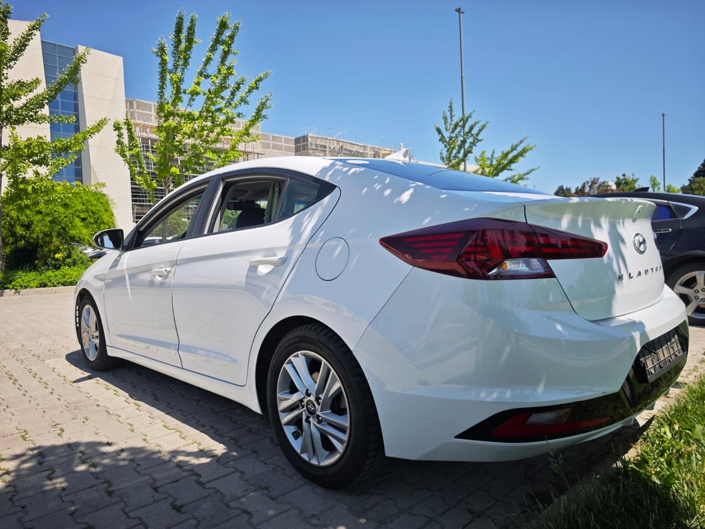 Hyundai Elantra 2019 — photo 2