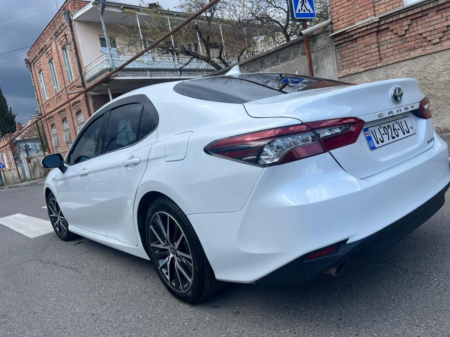 Toyota Camry 2021 — photo 2