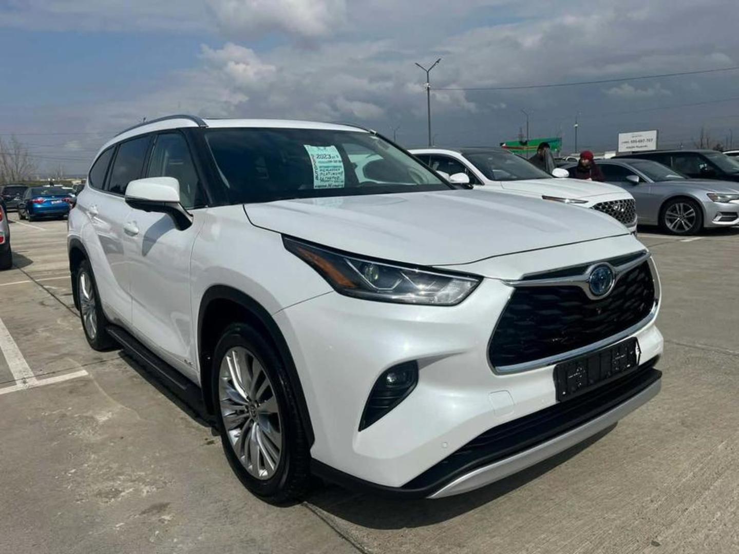 Toyota Highlander 2023 — photo 2
