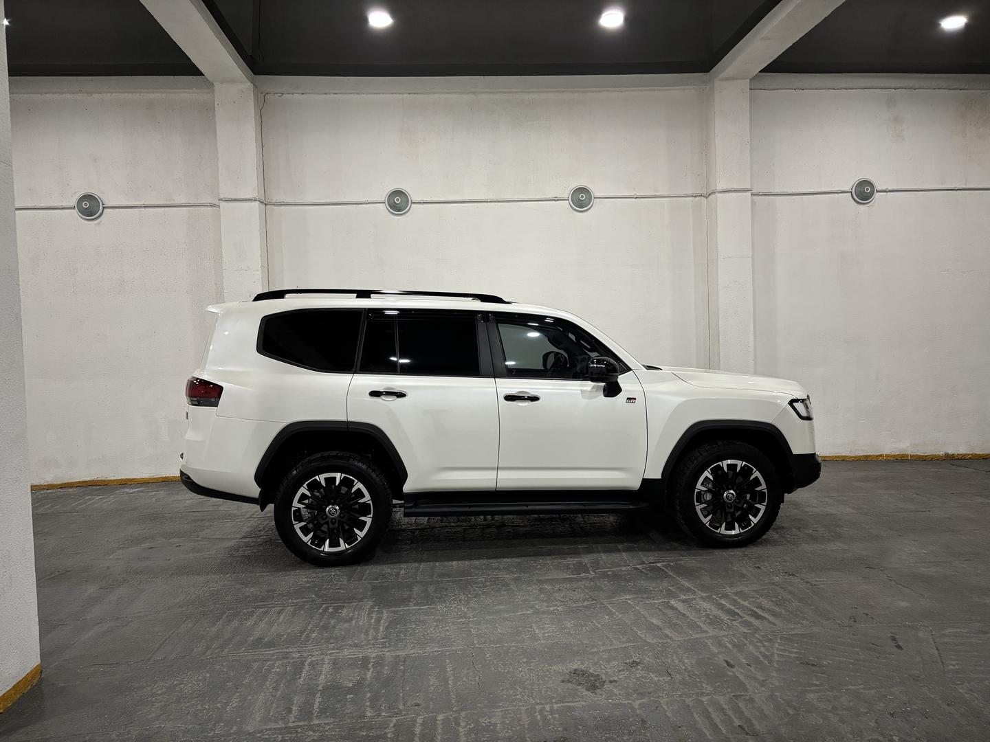 Toyota Land Cruiser 300 2022 — photo 2