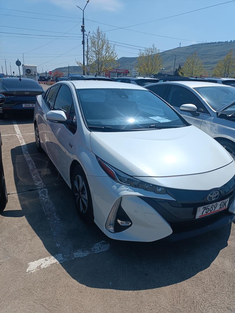 Toyota Prius Prime 2017 — photo 2