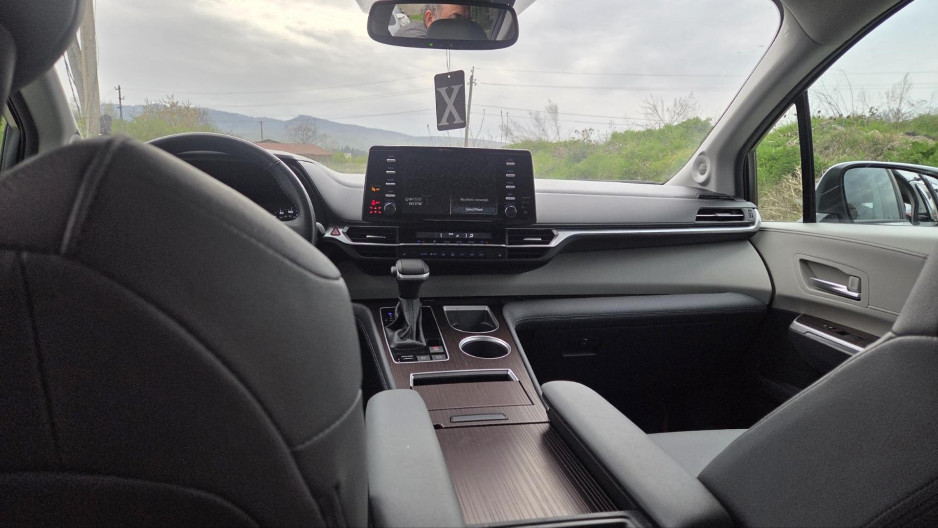 Toyota Sienna 2023 — photo 2