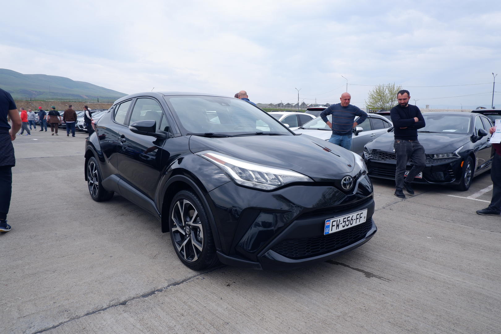 Toyota C-HR 2019 — photo 2