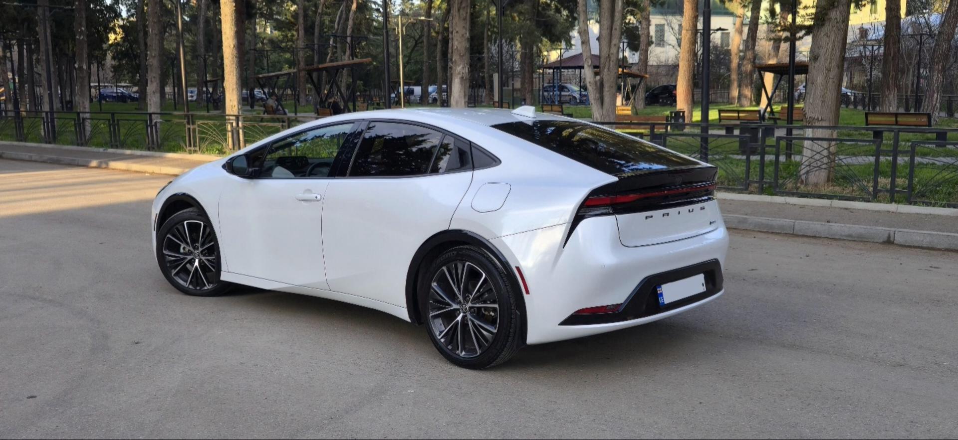 Toyota Prius 2023 — photo 2