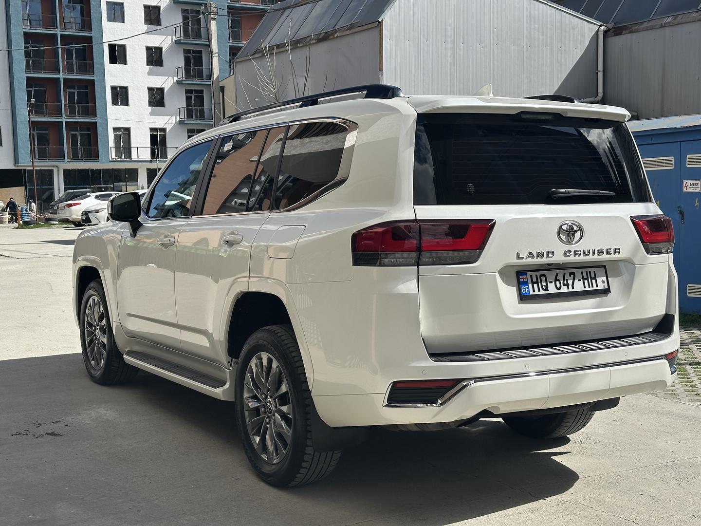 Toyota Land Cruiser 300 2023 — photo 2