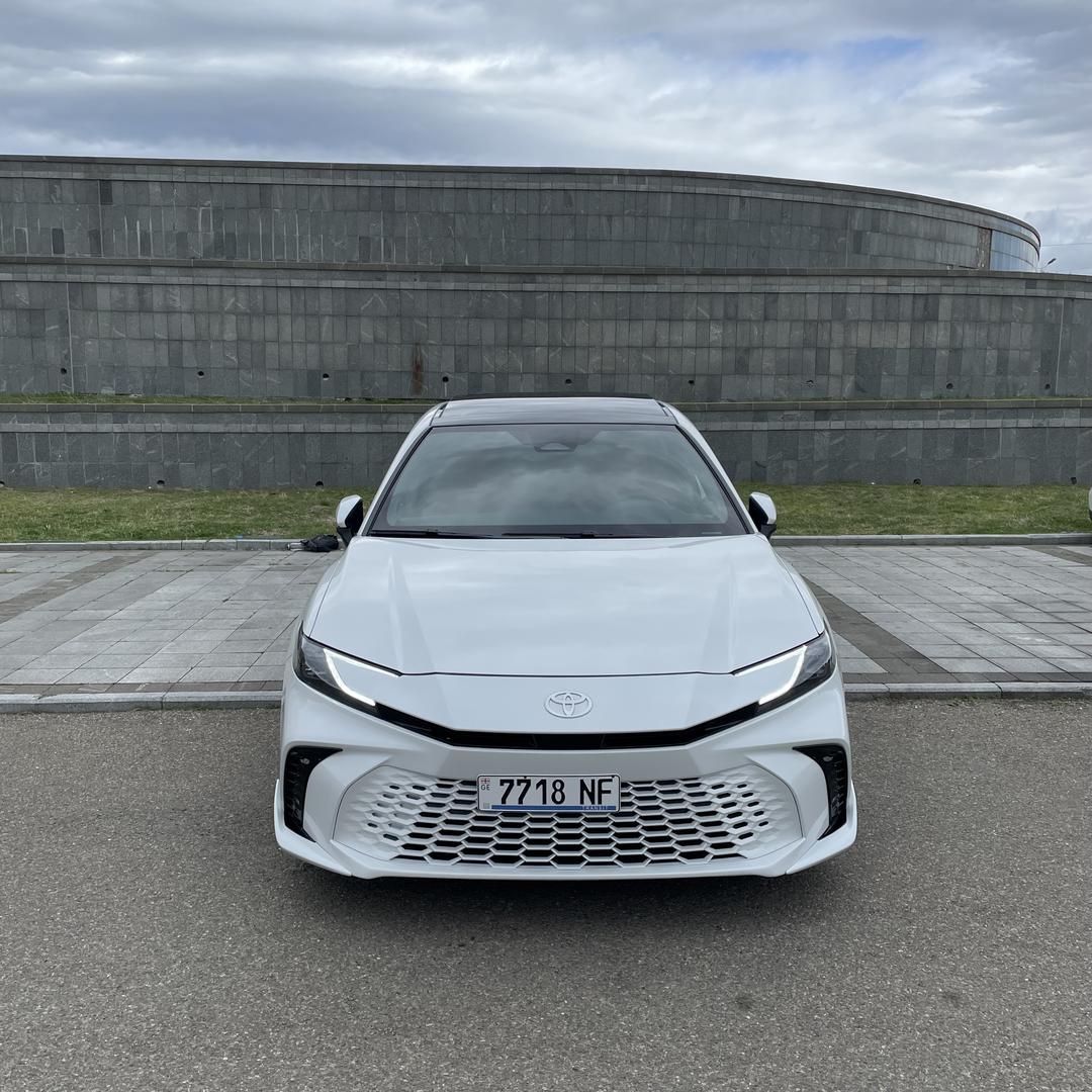 Toyota Camry 2025 — photo 2