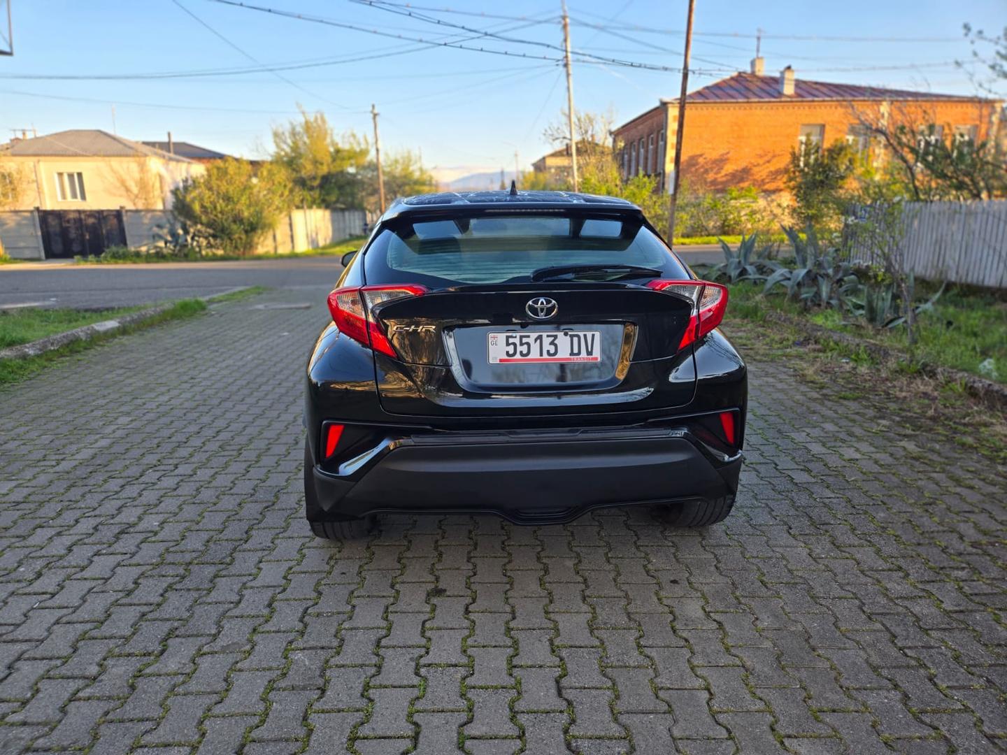 Toyota C-HR 2021 — photo 2