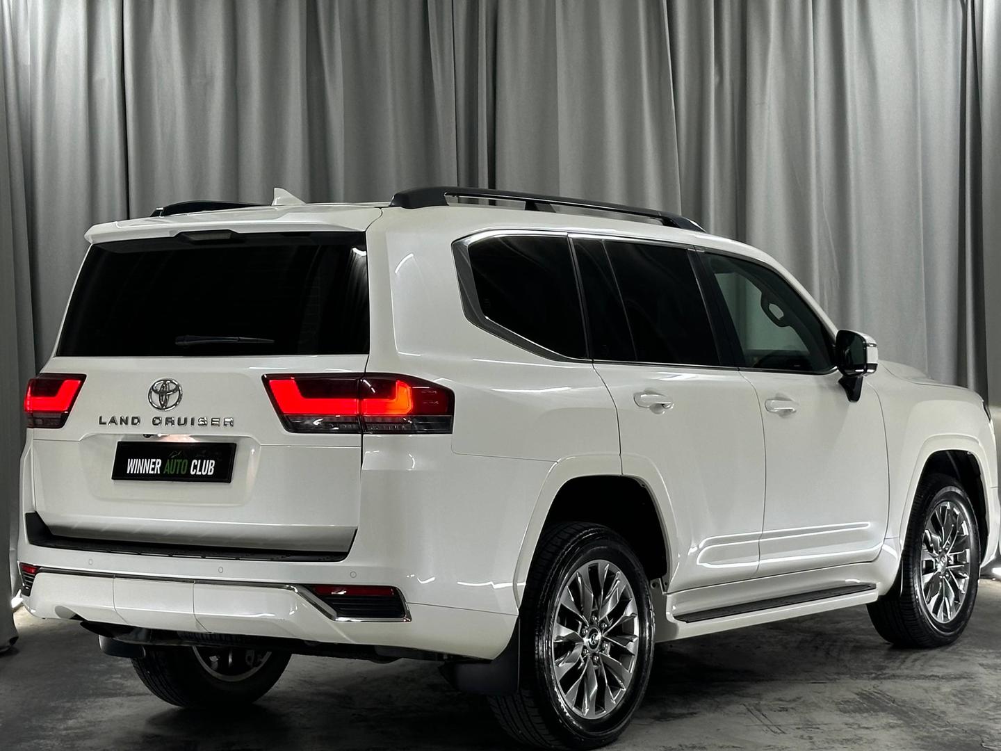 Toyota Land Cruiser 300 2023 — photo 2