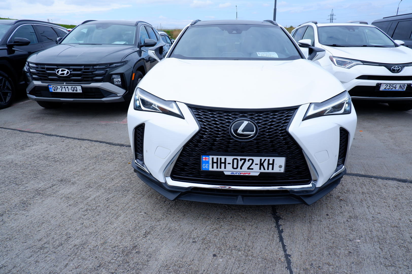 Lexus UX250h 2022 — photo 2