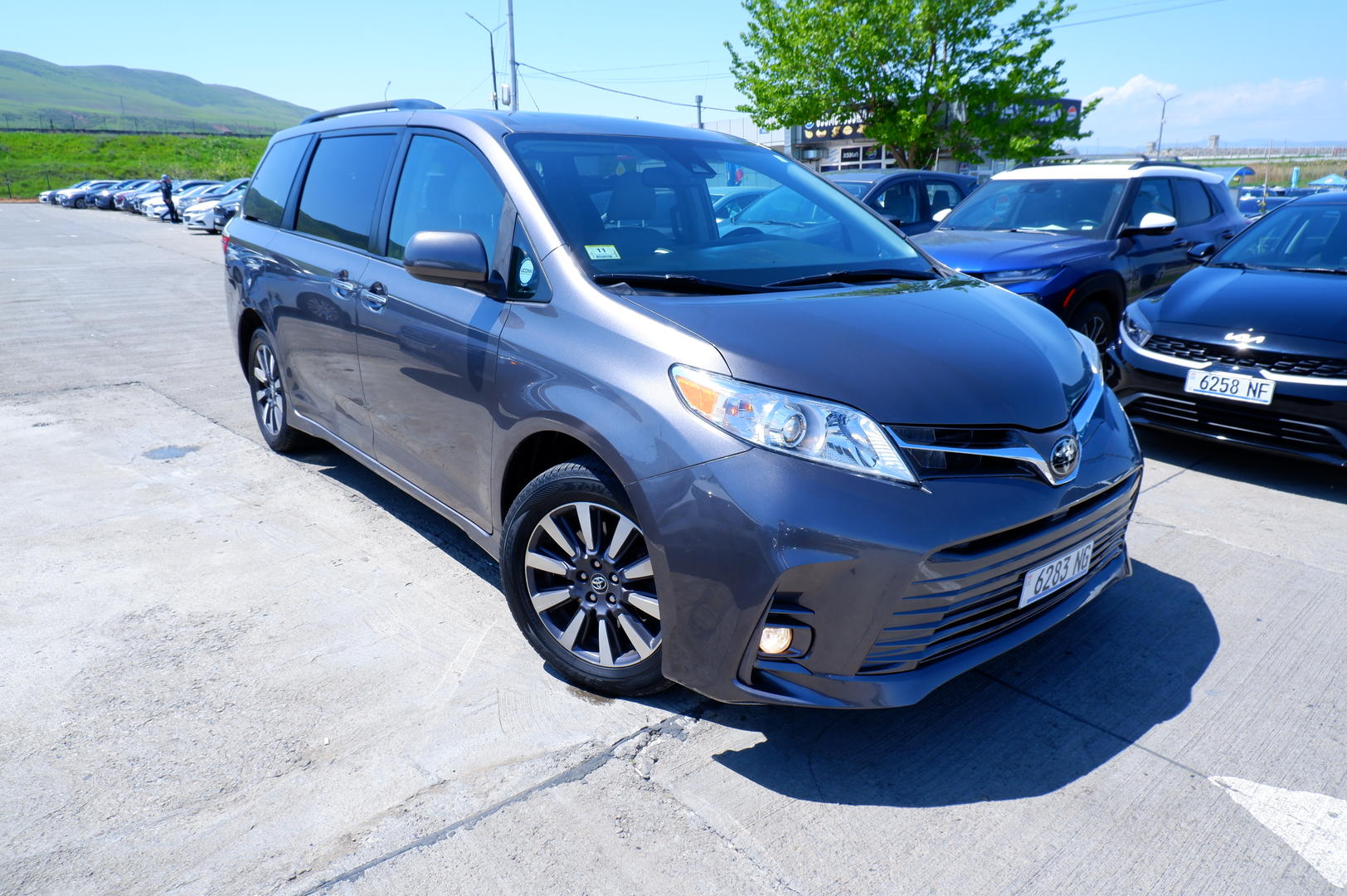 Toyota Sienna 2019 — photo 2