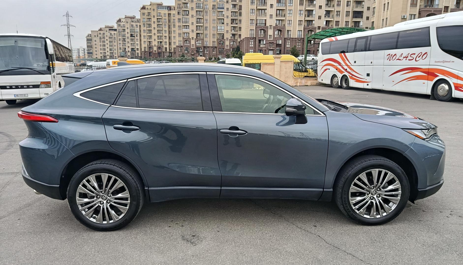 Toyota Venza 2022 — photo 2