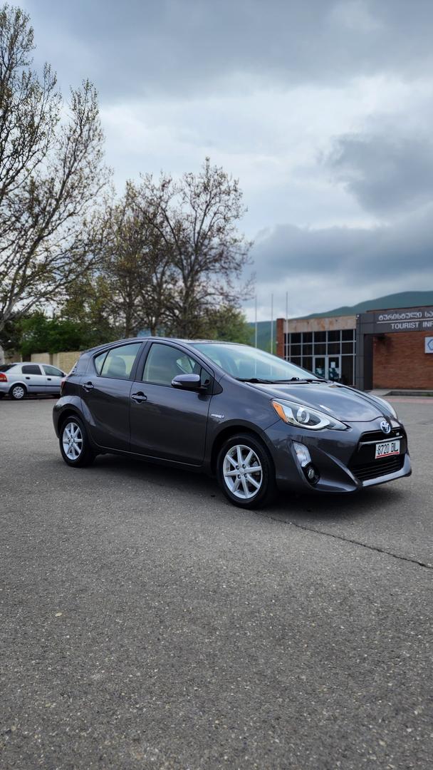 Toyota Prius C 2015 — photo 2