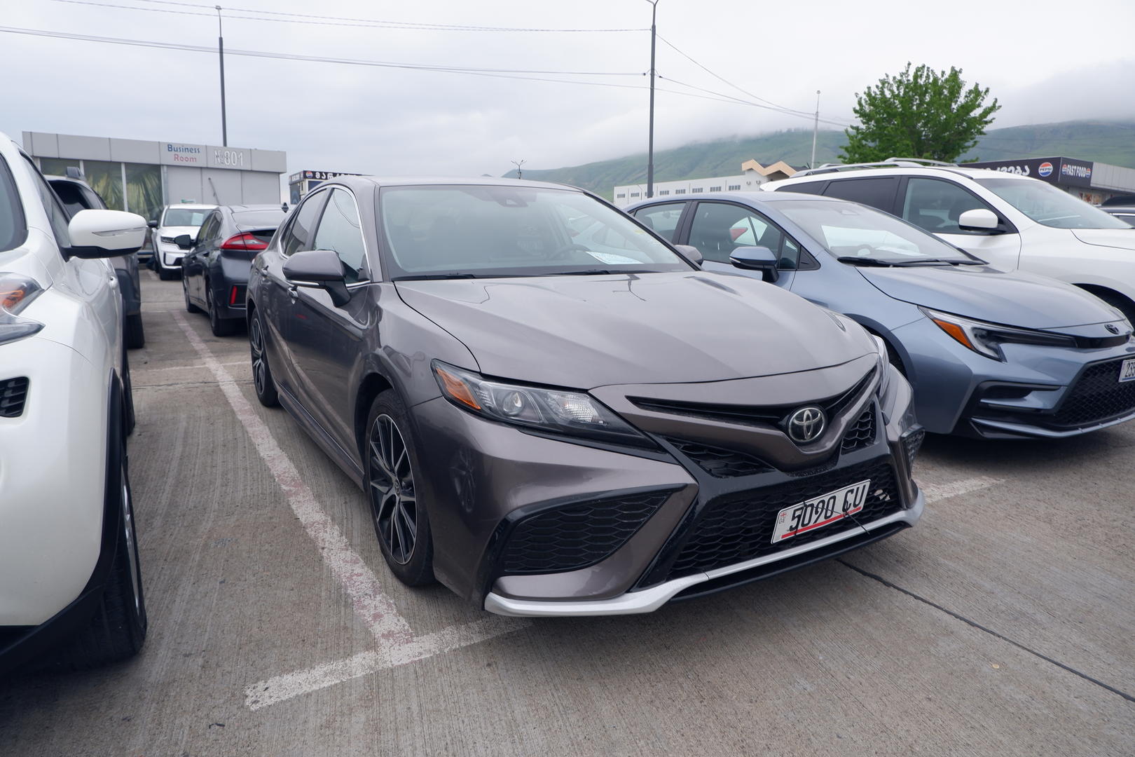 Toyota Camry 2023 — photo 2