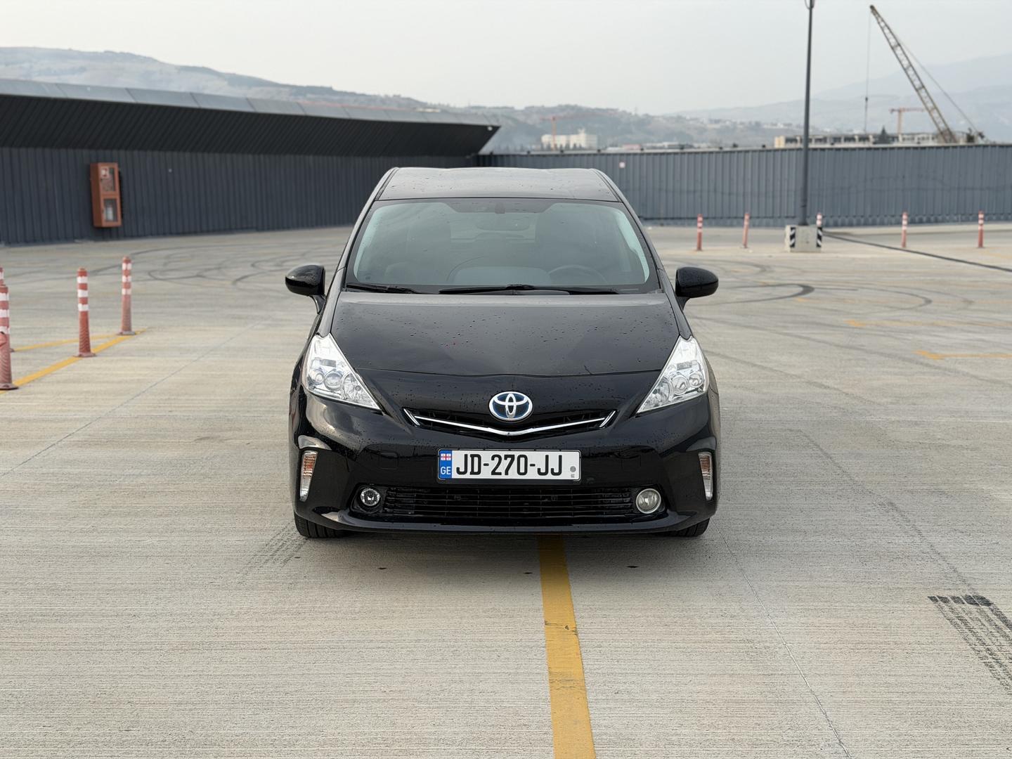Toyota Prius V 2013 — photo 2