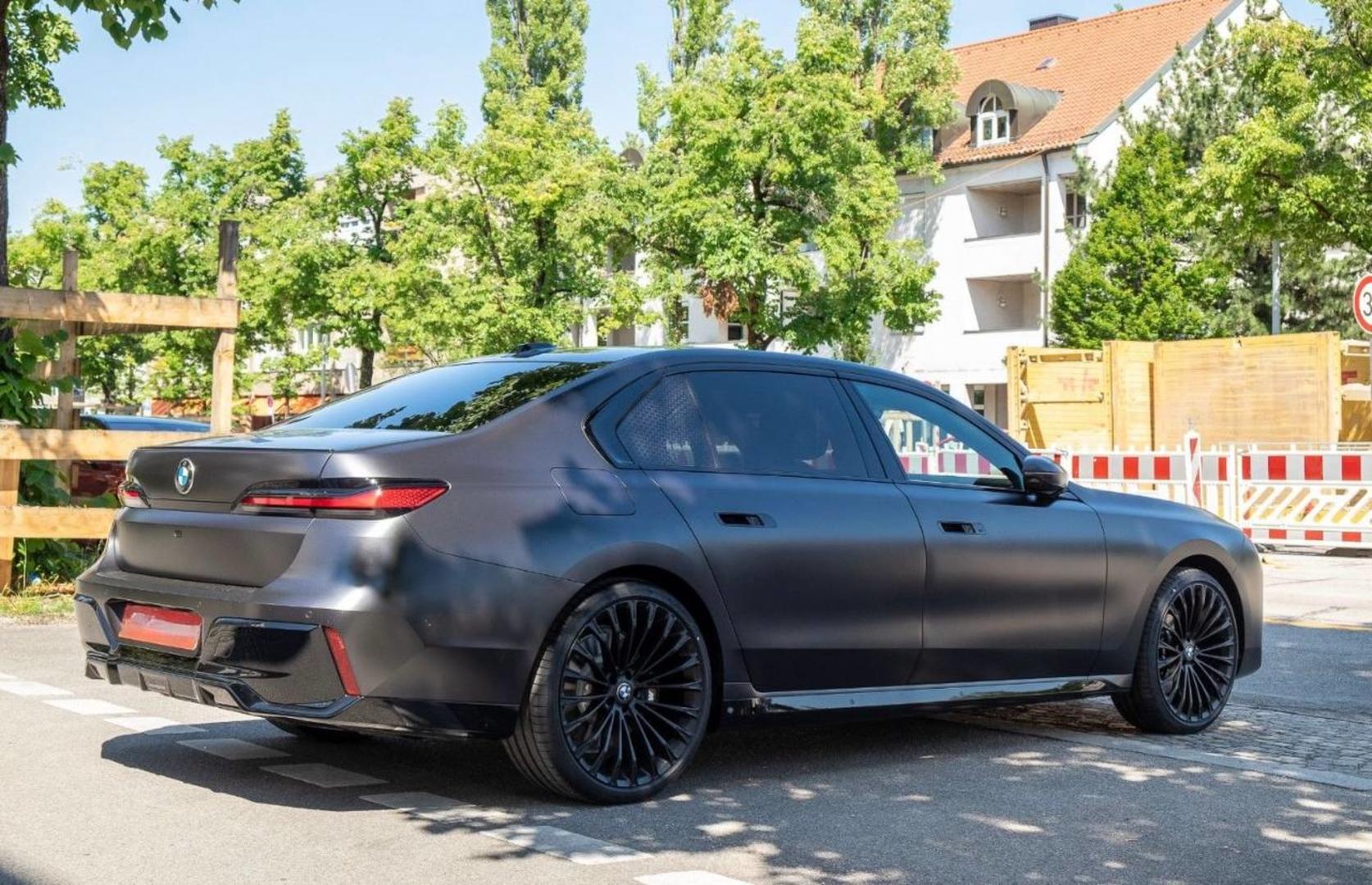 BMW 740 2025 — photo 2