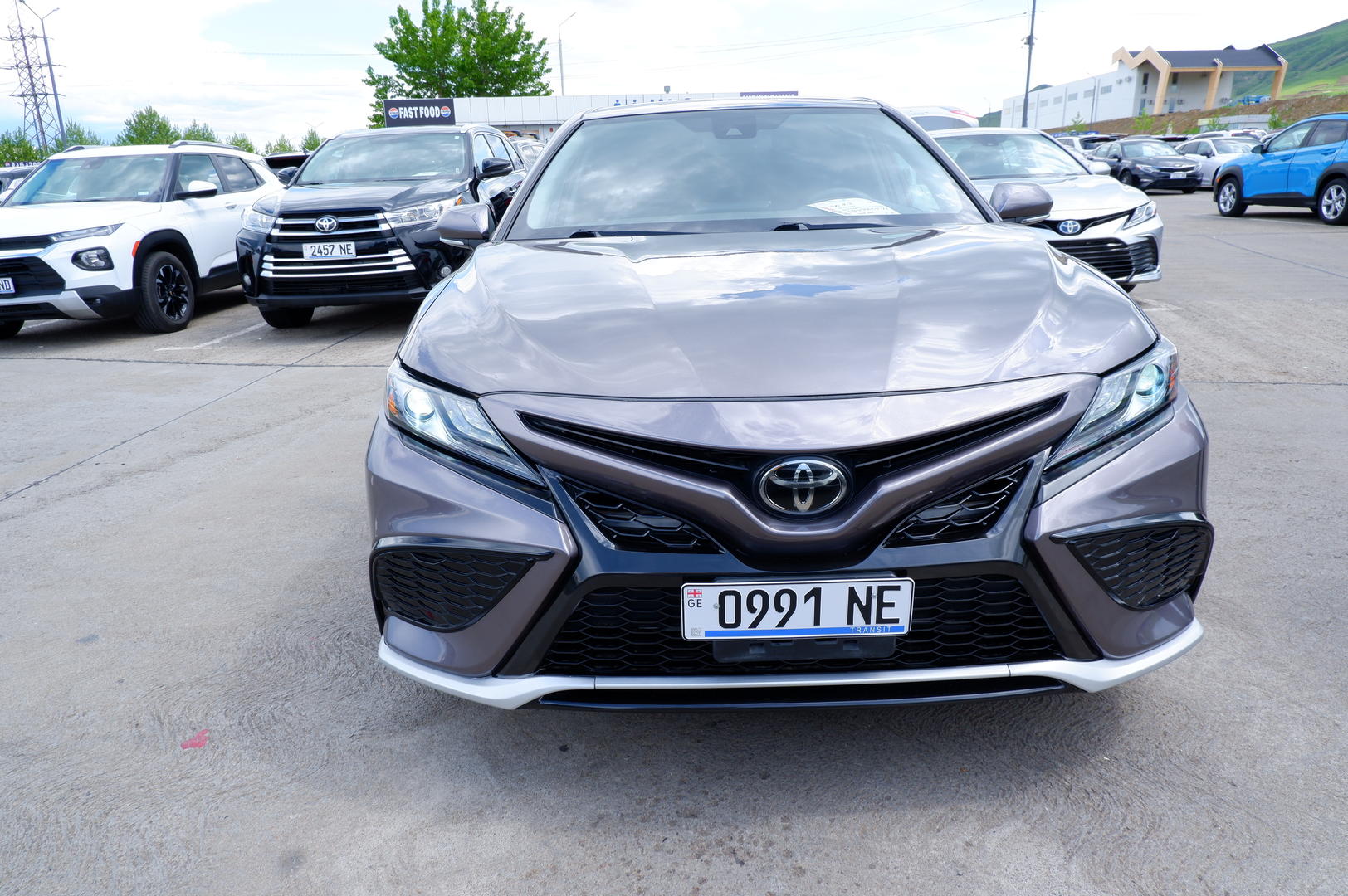 Toyota Camry 2022 — photo 2
