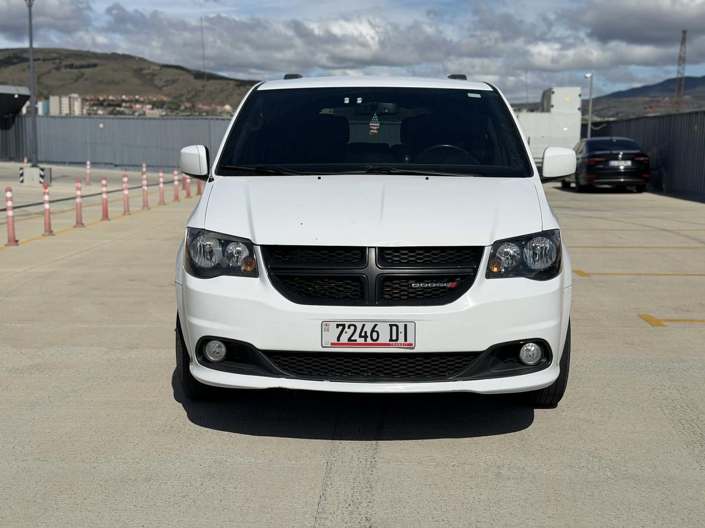 Dodge Caravan 2017 — photo 2
