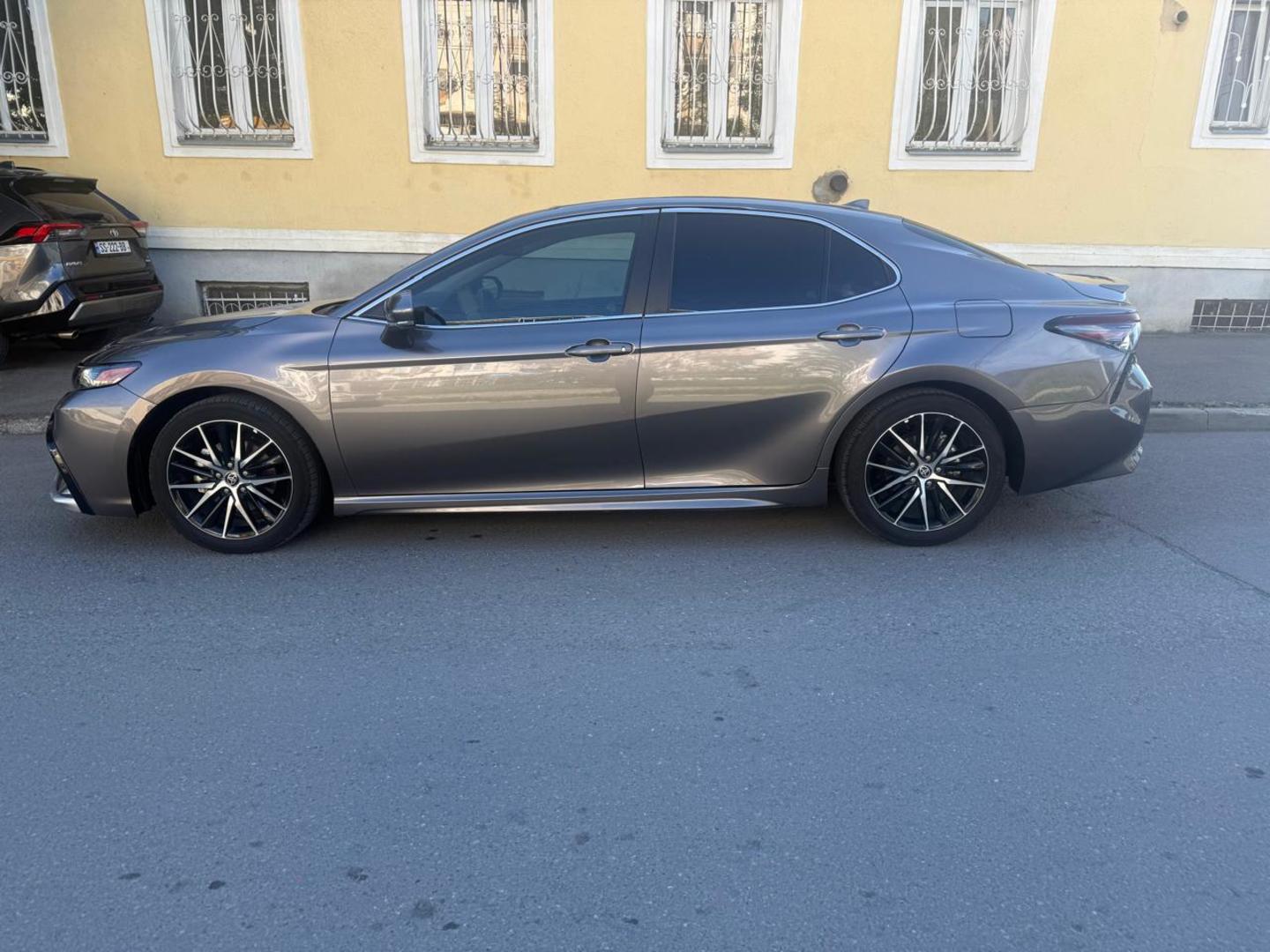 Toyota Camry 2023 — photo 2