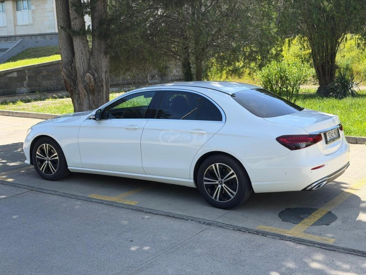 Mercedes-Benz E 200 2023 — photo 2