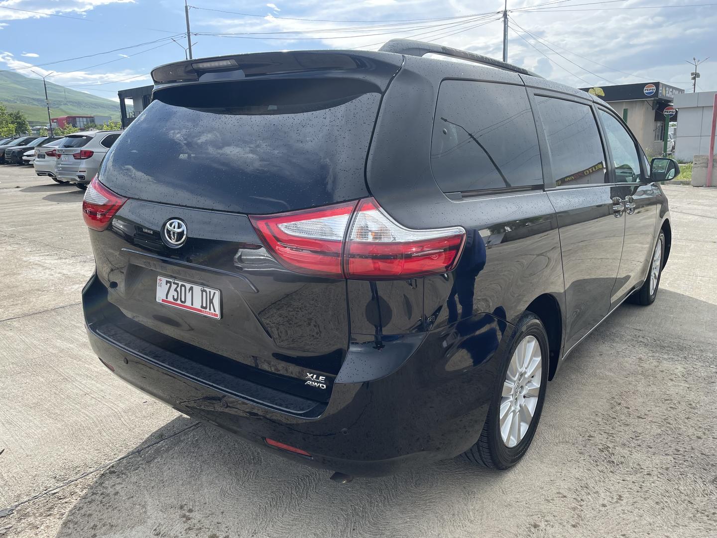 Toyota Sienna 2015 — photo 2