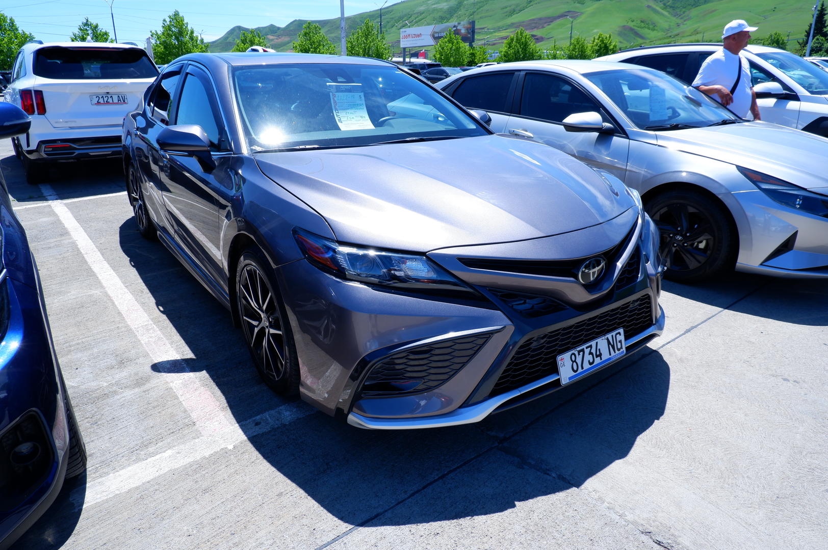 Toyota Camry 2022 — photo 2
