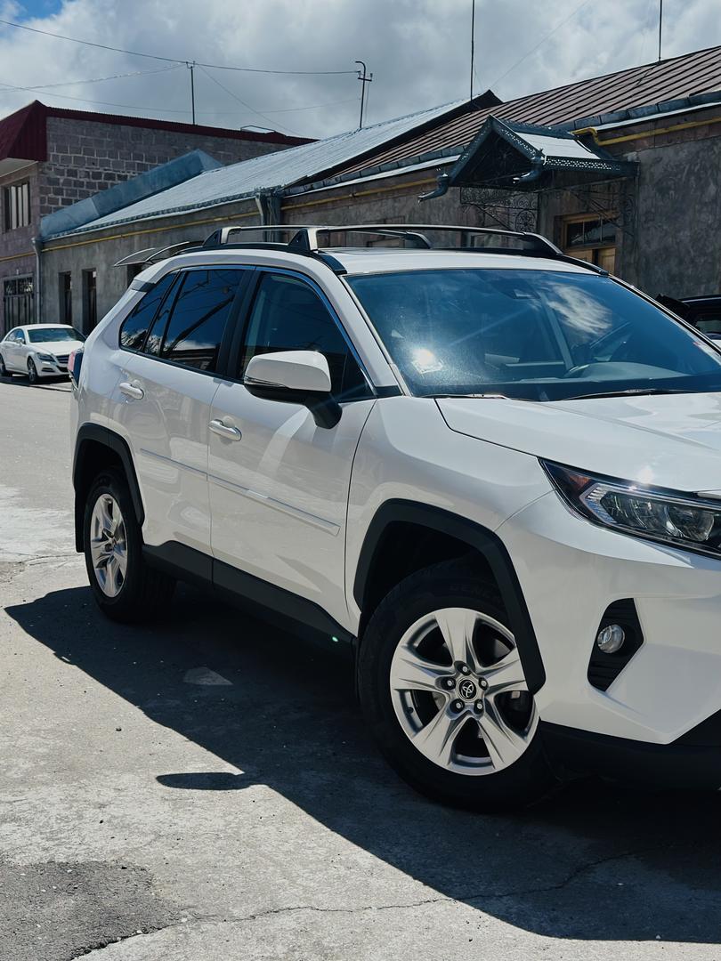 Toyota RAV4 2019 — photo 2