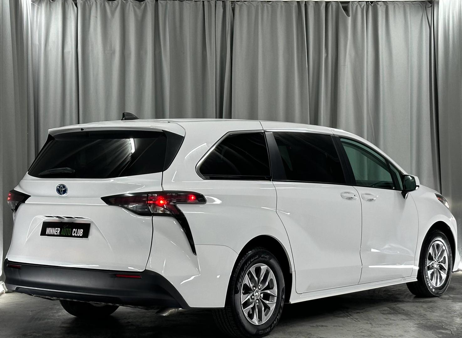 Toyota Sienna 2023 — photo 2