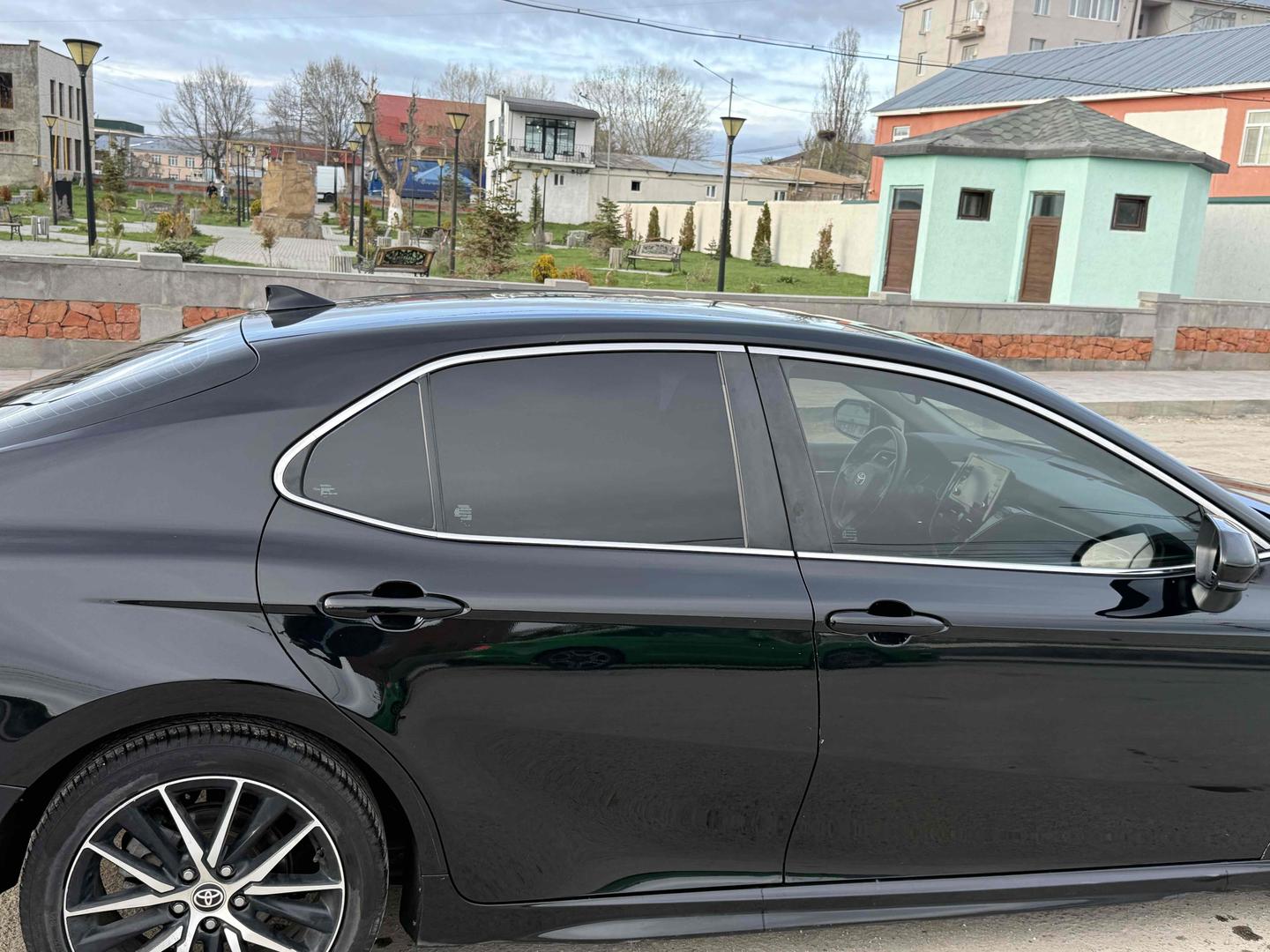 Toyota Camry 2021 — photo 2