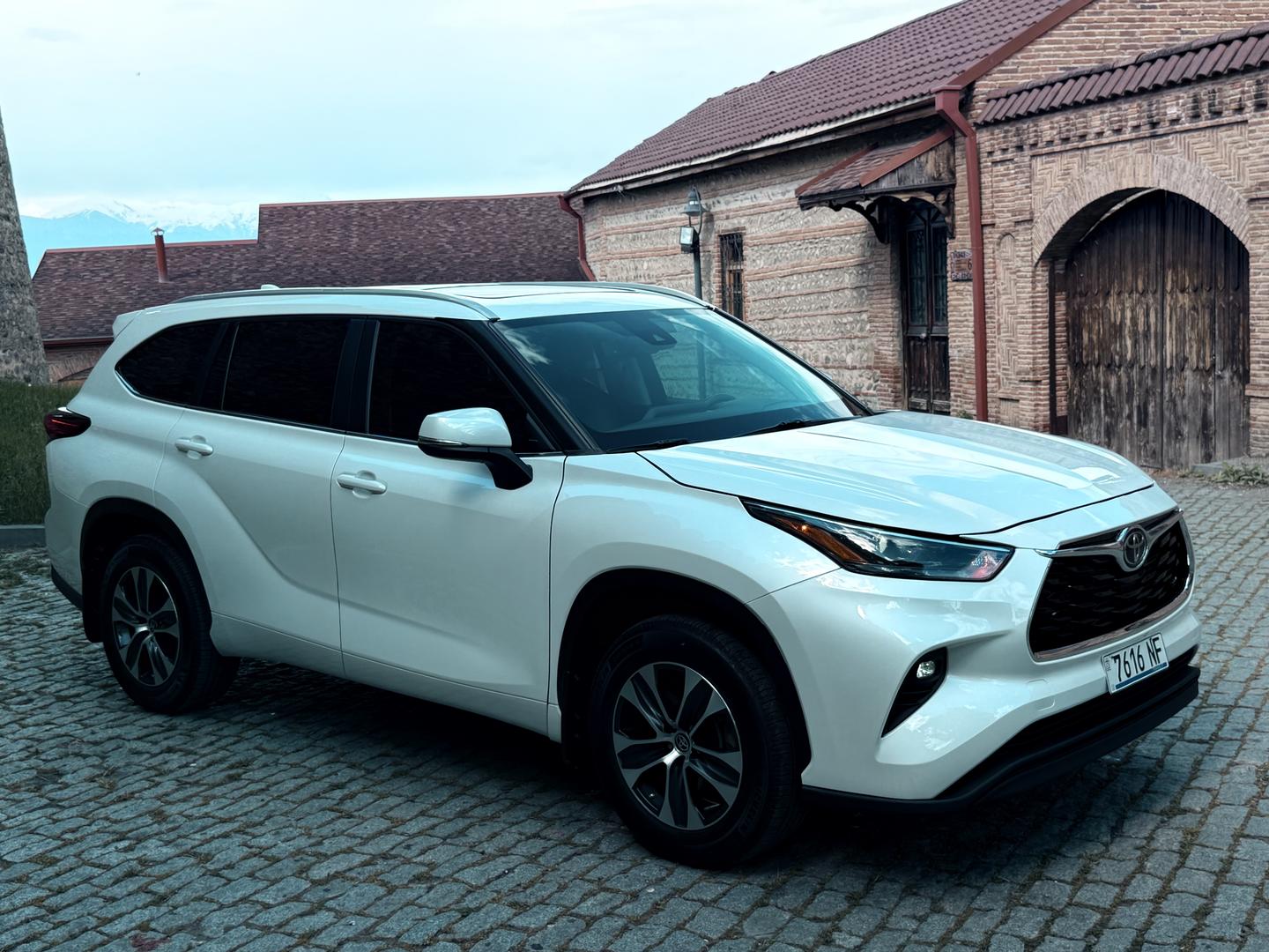 Toyota Highlander 2023 — photo 2
