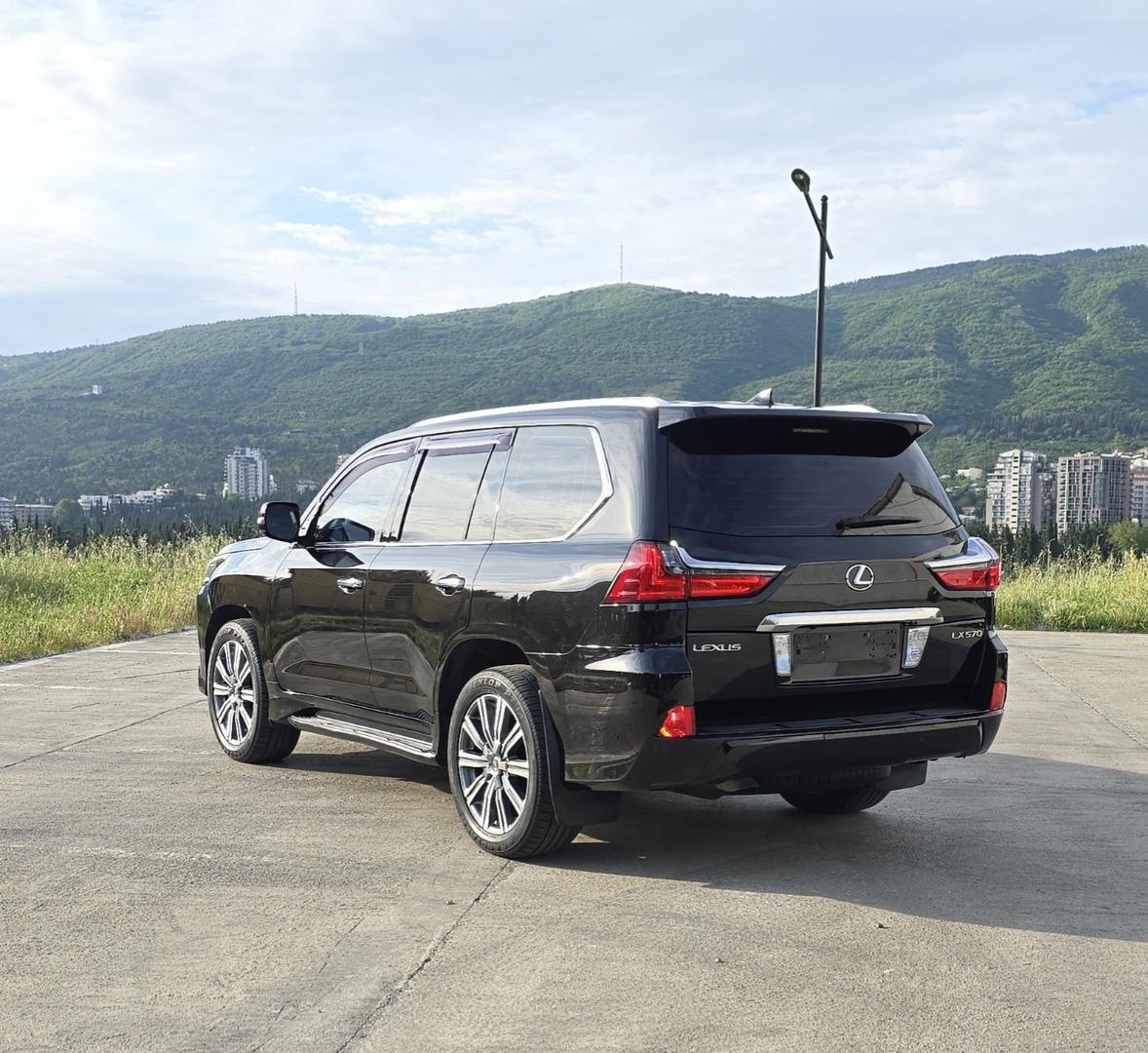 Lexus LX 570 2016 — photo 2