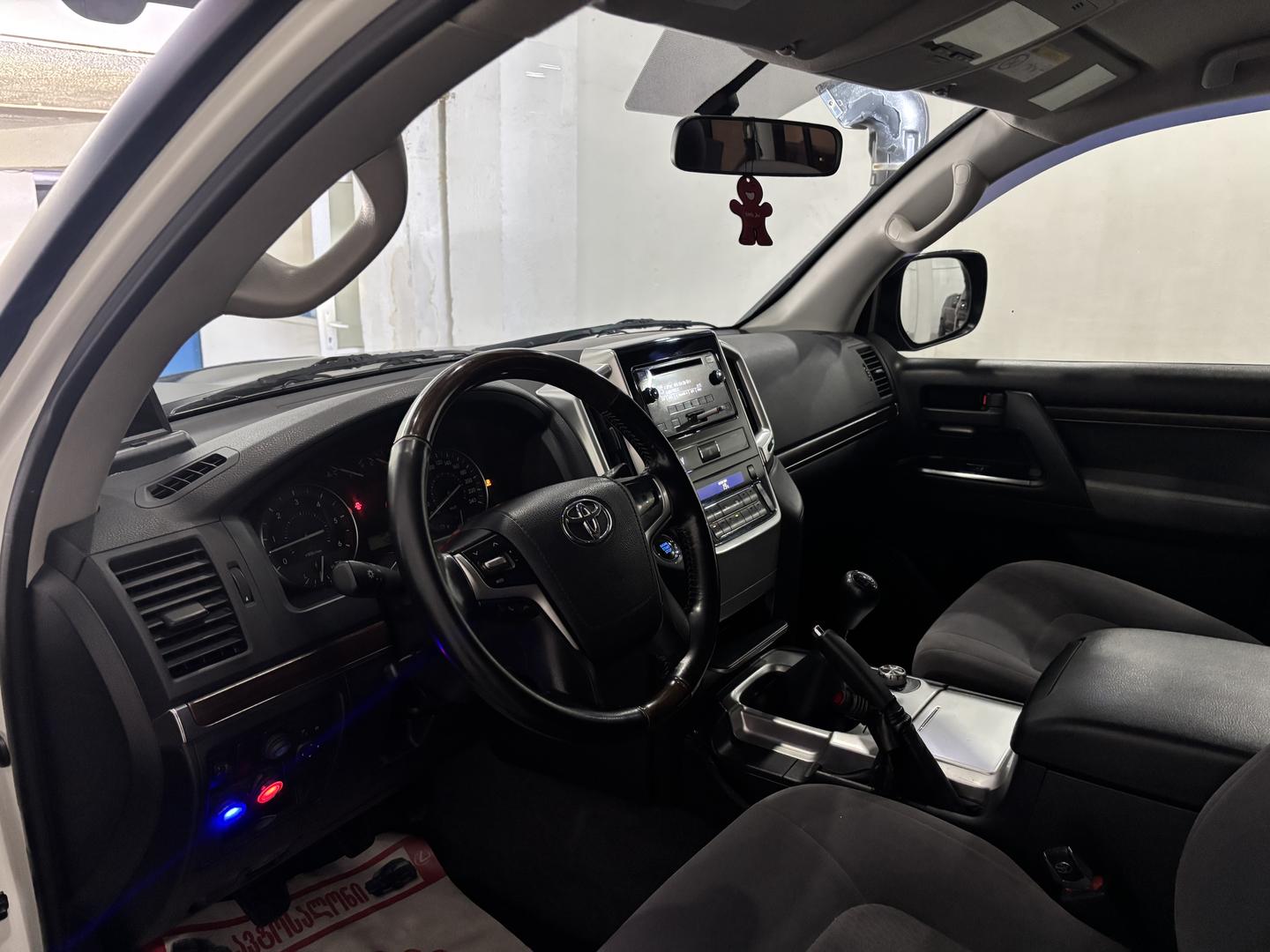 Toyota Land Cruiser 200 2018 — photo 2