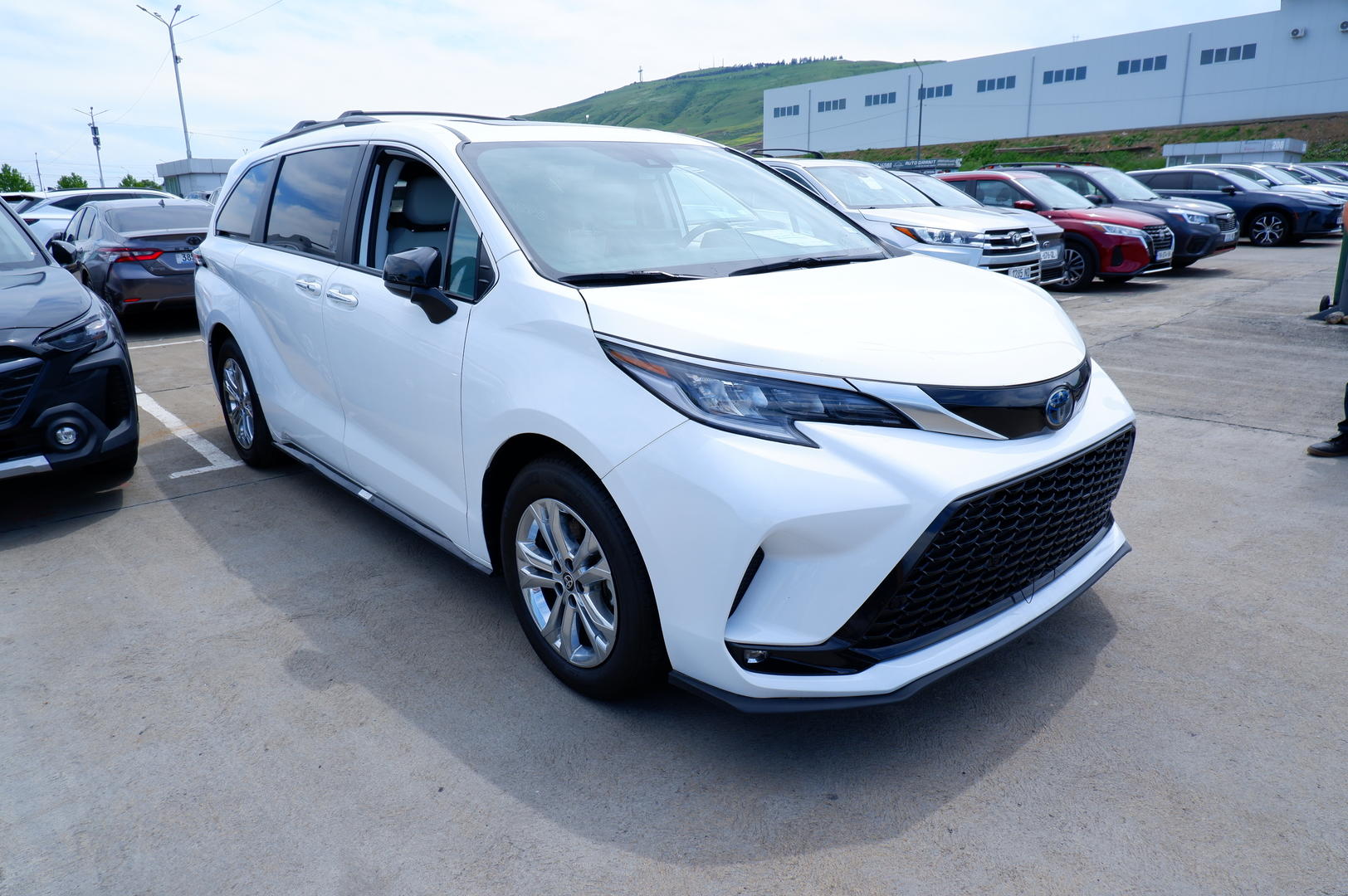 Toyota Sienna 2023 — photo 2
