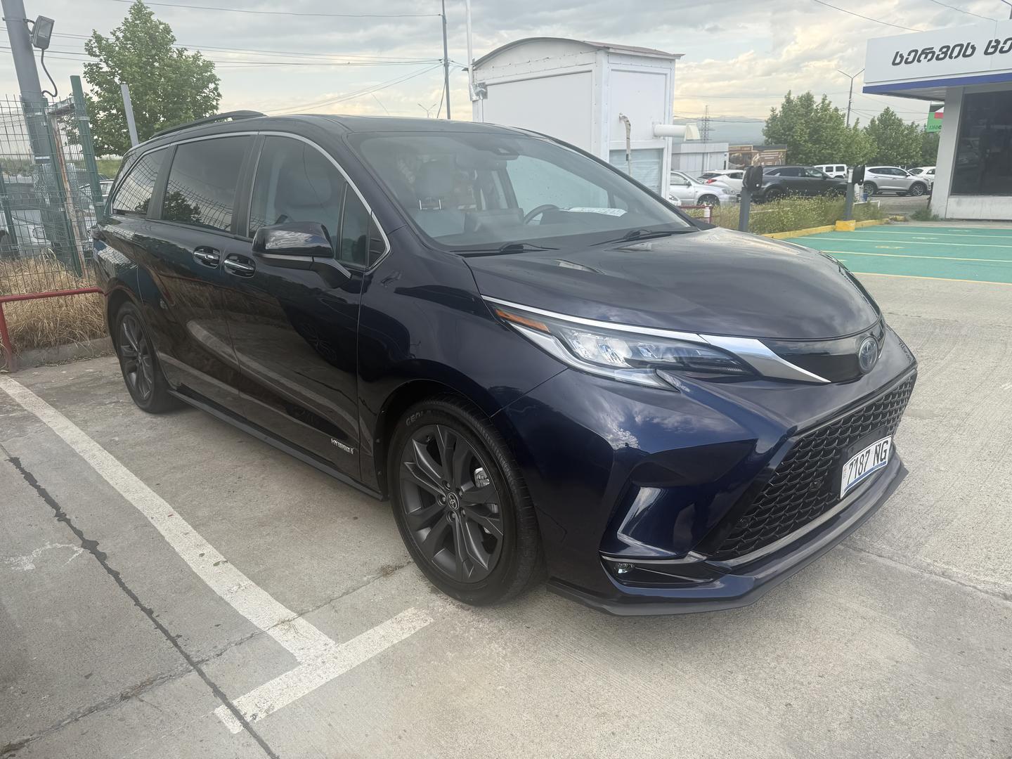Toyota Sienna 2020 — photo 2