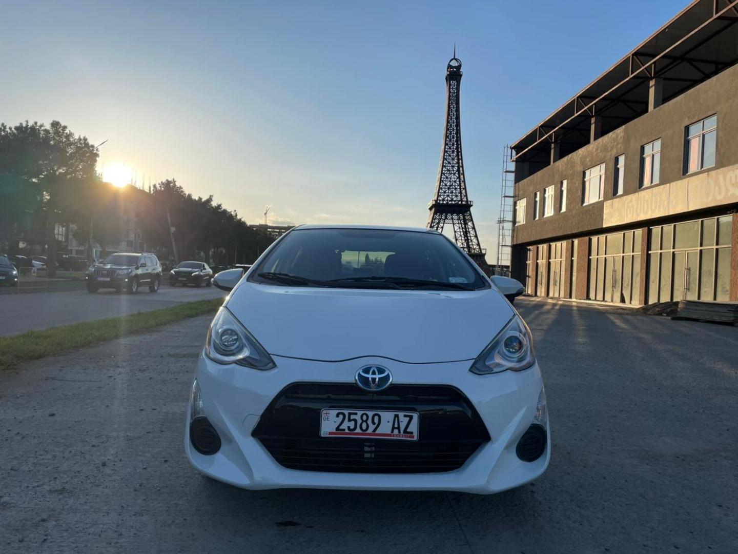 Toyota Prius C 2015 — photo 2