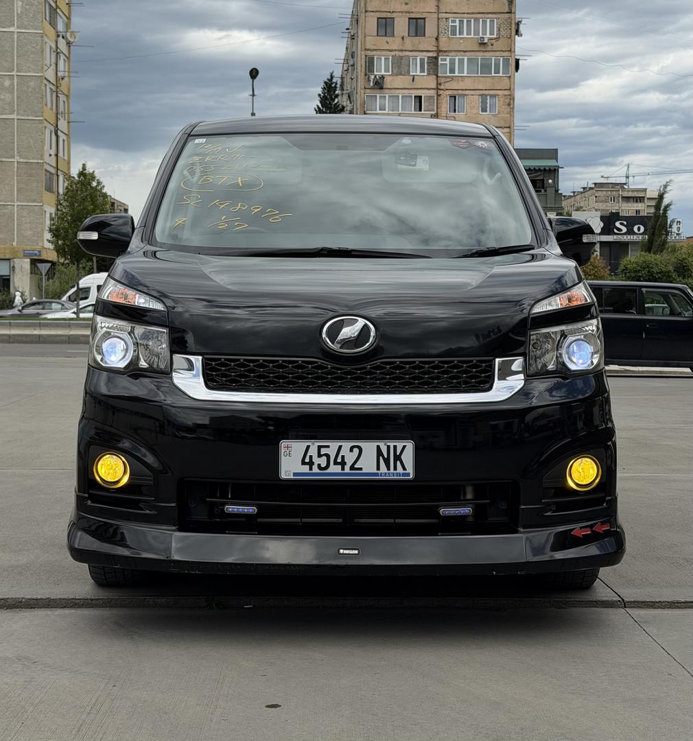 Toyota Voxy 2013 — photo 2