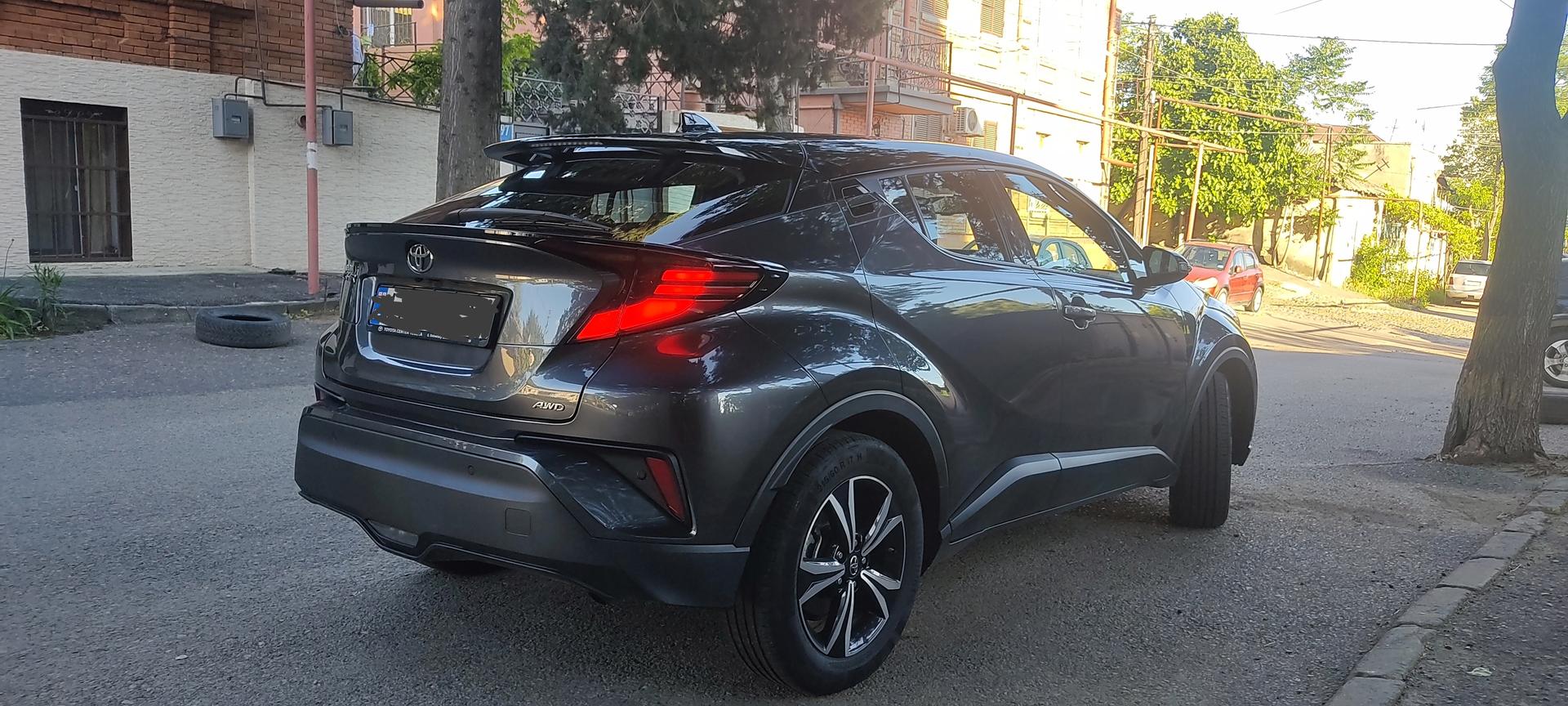Toyota C-HR 2023 — photo 2